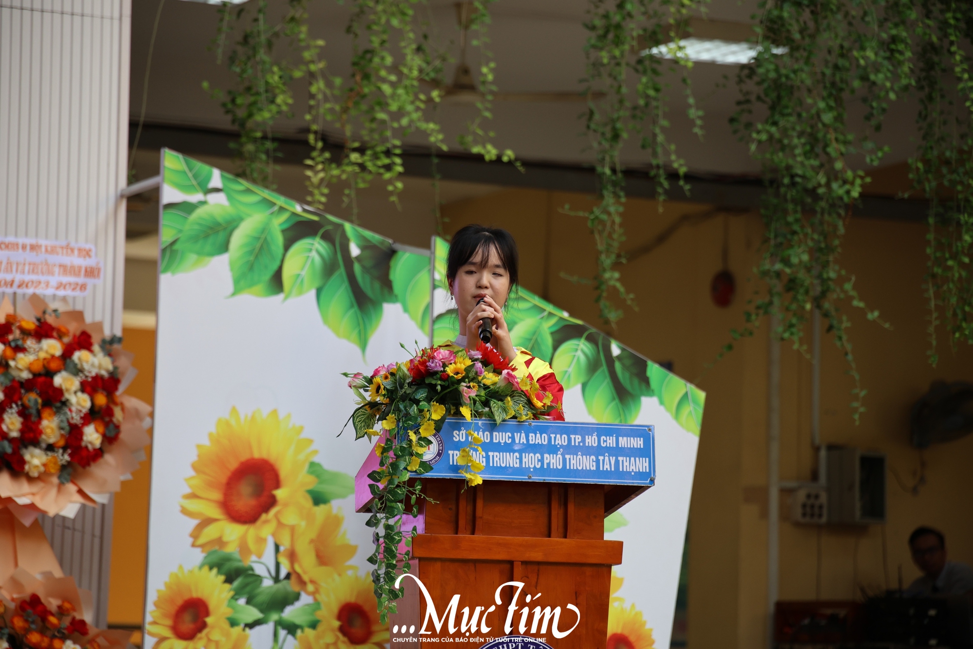 Nữ sinh khiếm thị Tây Thạnh bật khóc ở lễ tri ân: 'Em chưa từng bị bỏ lại phía sau'- Ảnh 2.