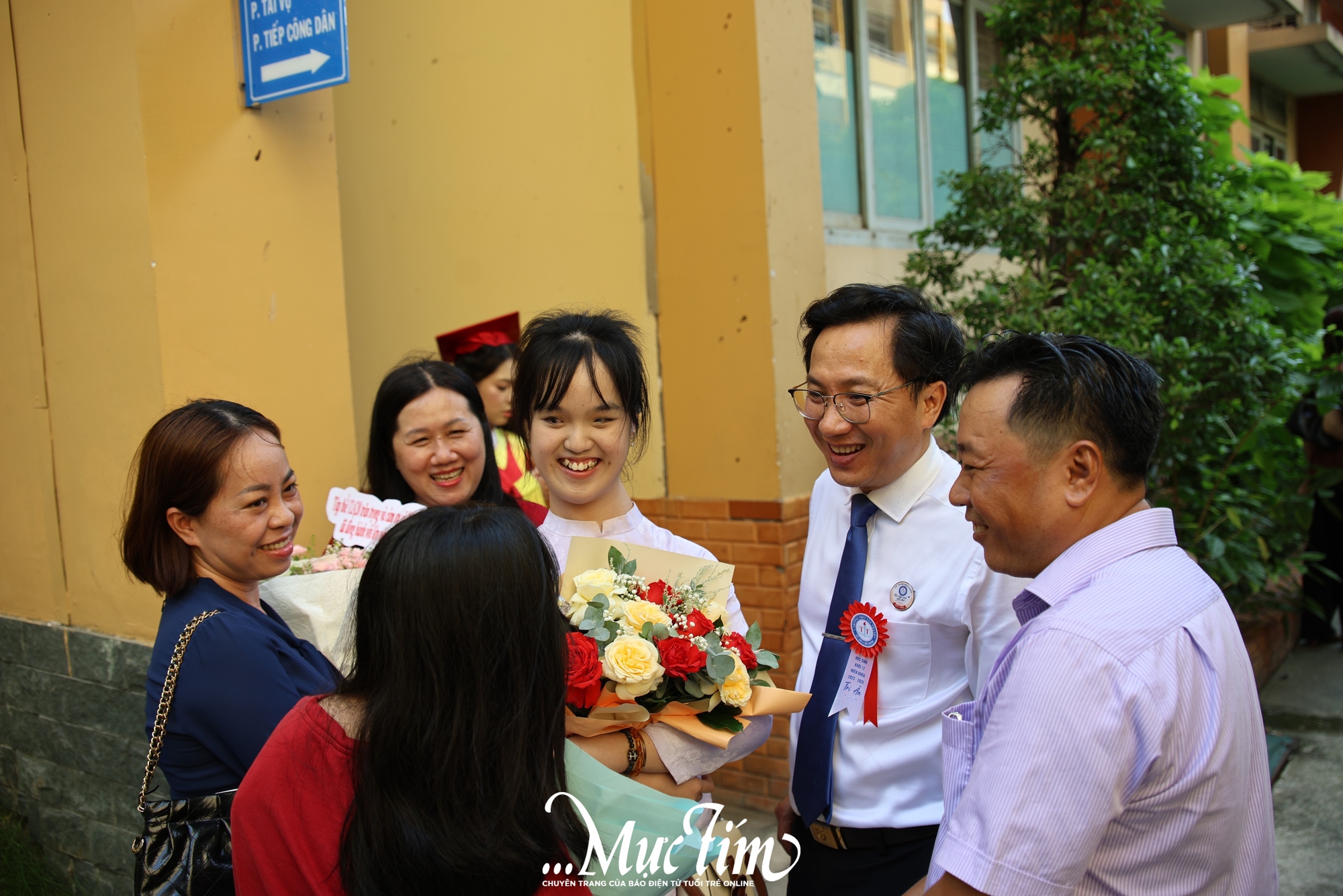 Nữ sinh khiếm thị Tây Thạnh bật khóc ở lễ tri ân: 'Em chưa từng bị bỏ lại phía sau'- Ảnh 4.
