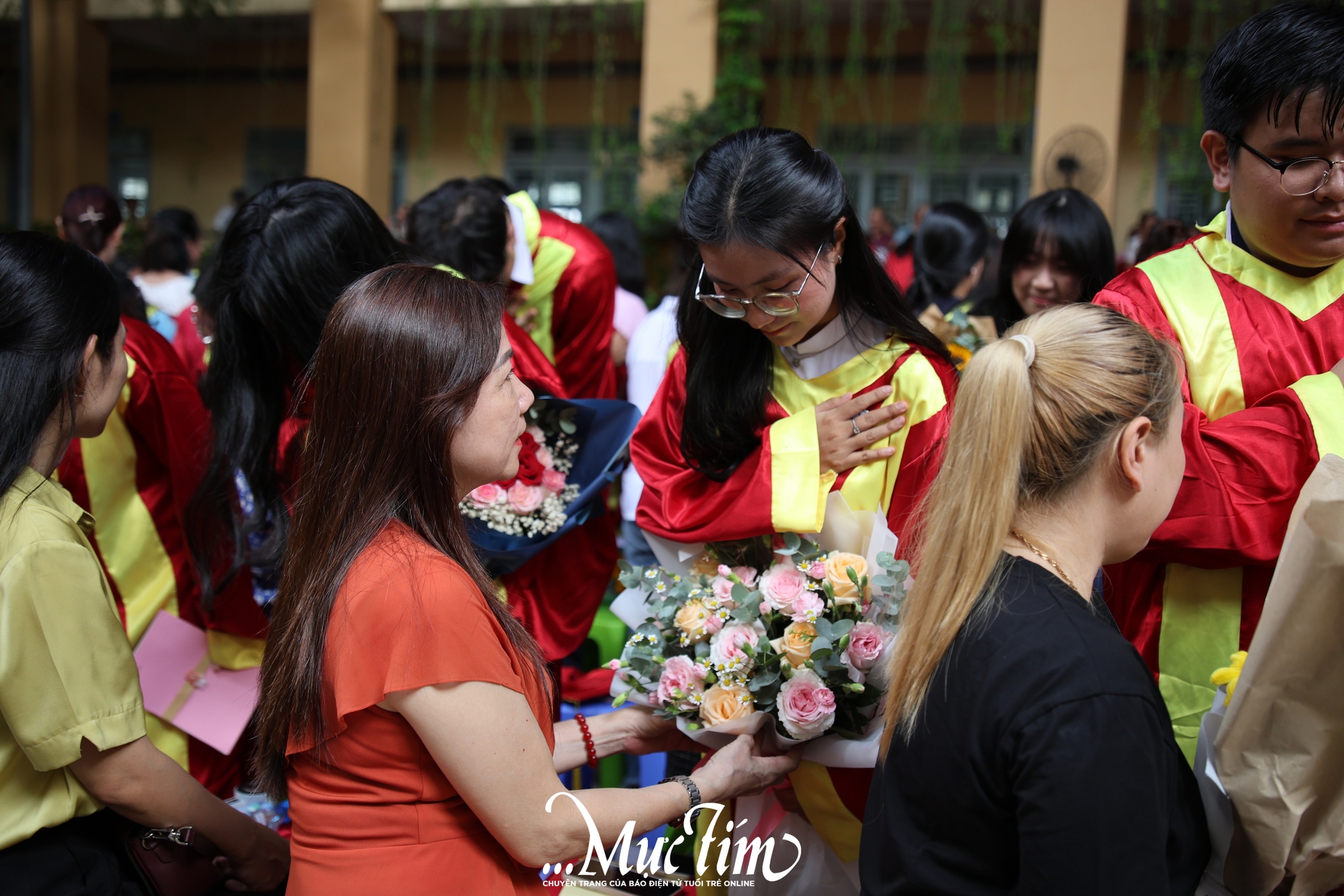 Nữ sinh khiếm thị Tây Thạnh bật khóc ở lễ tri ân: 'Em chưa từng bị bỏ lại phía sau'- Ảnh 6.
