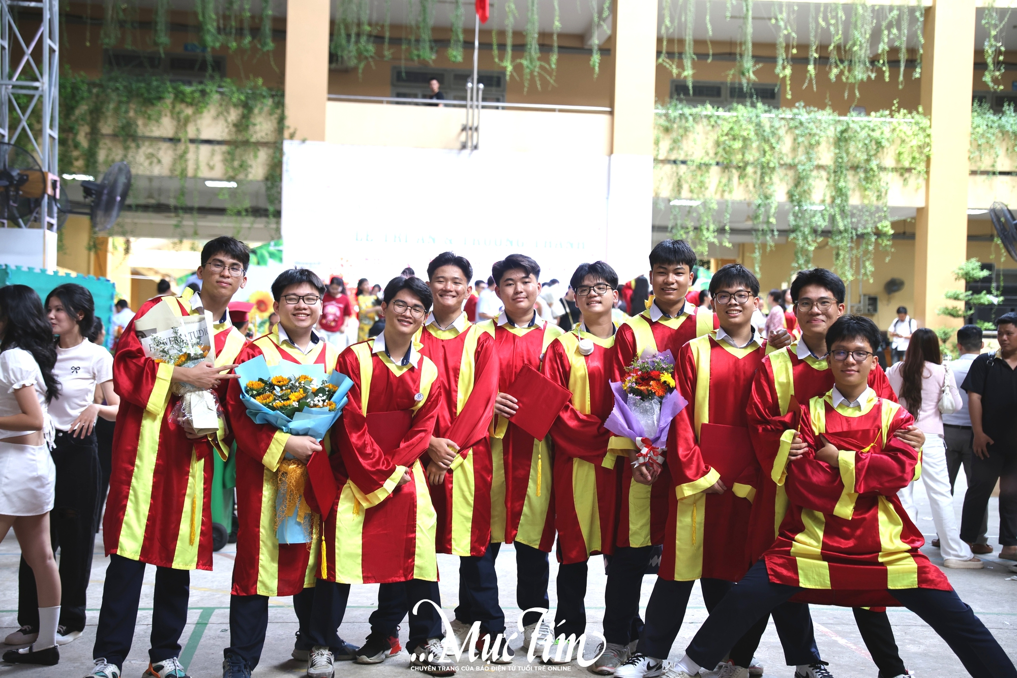 Nữ sinh khiếm thị Tây Thạnh bật khóc ở lễ tri ân: 'Em chưa từng bị bỏ lại phía sau'- Ảnh 7.