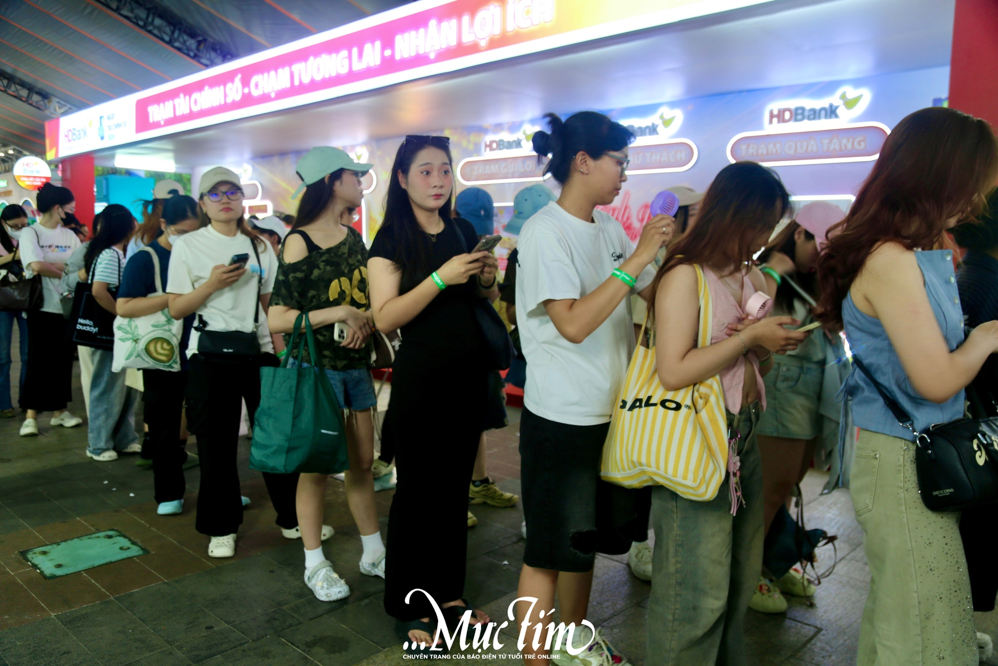 Người hâm mộ xếp hàng chờ Tóc Tiên, Isaac, Trúc Nhân tại E-Concert tối 6-6- Ảnh 2.