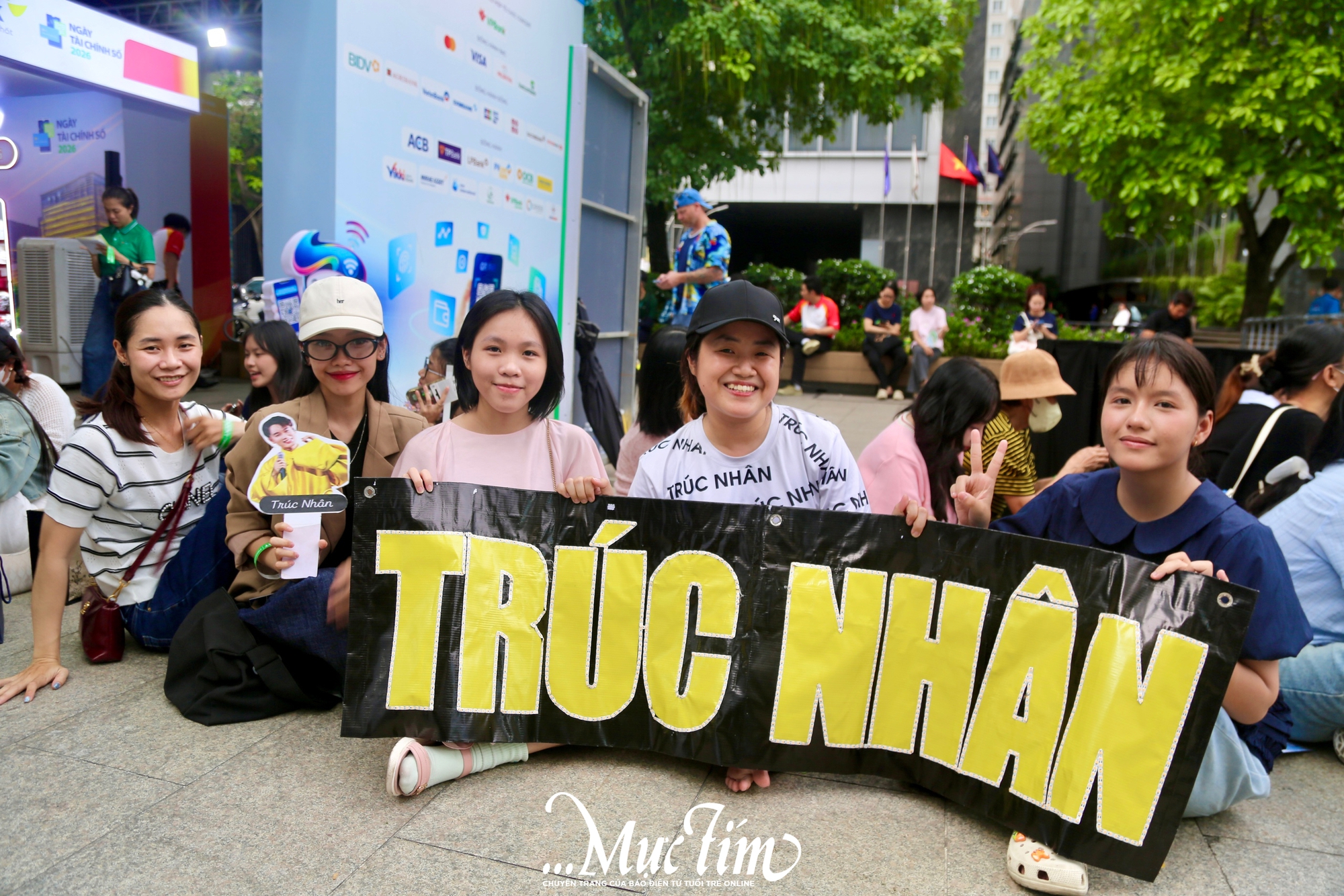 Người hâm mộ xếp hàng chờ Tóc Tiên, Isaac, Trúc Nhân tại E-Concert tối 6-6- Ảnh 3.