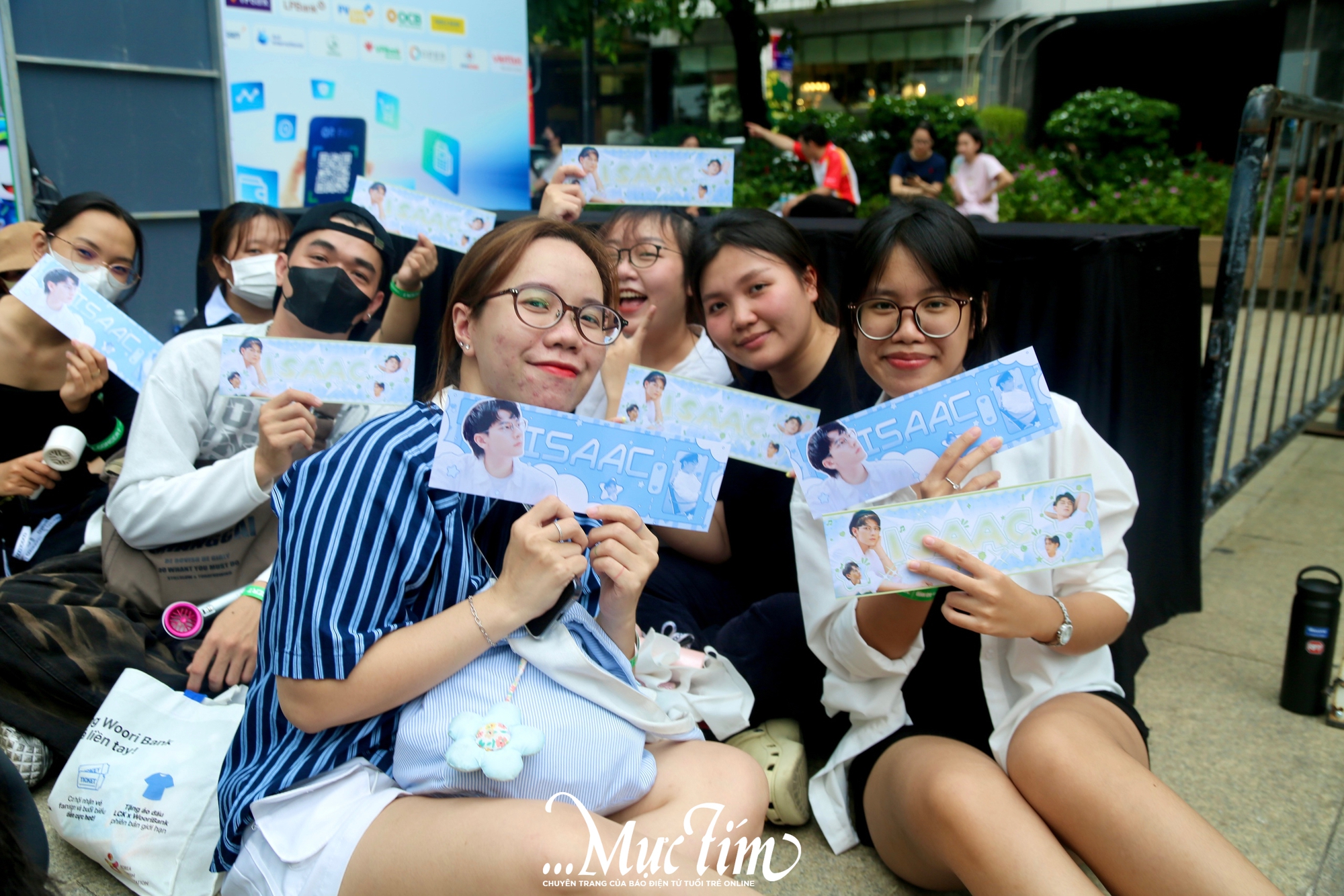 Người hâm mộ xếp hàng chờ Tóc Tiên, Isaac, Trúc Nhân tại E-Concert tối 6-6- Ảnh 4.