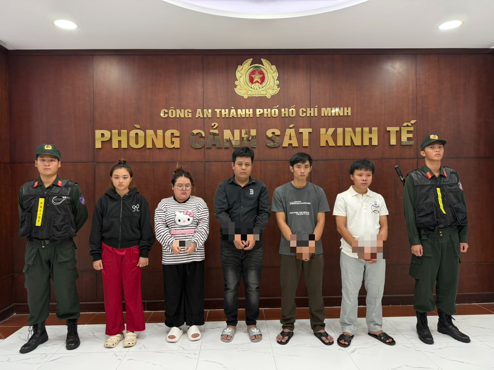 dép giả - Ảnh 1.