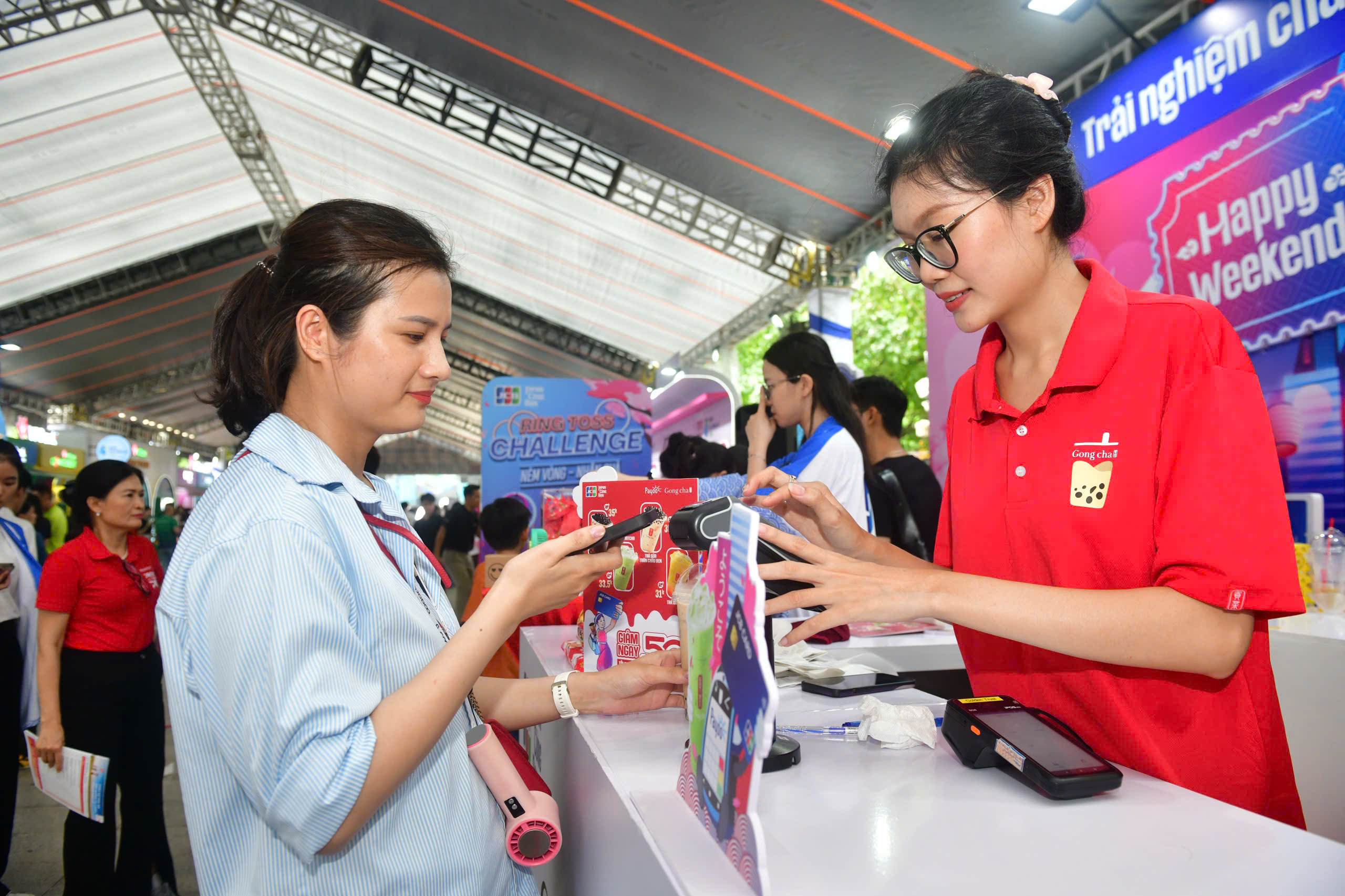 Đến gian hàng JCB, quẹt 'một chạm' uống trà sữa, nhận quà - Ảnh 2.