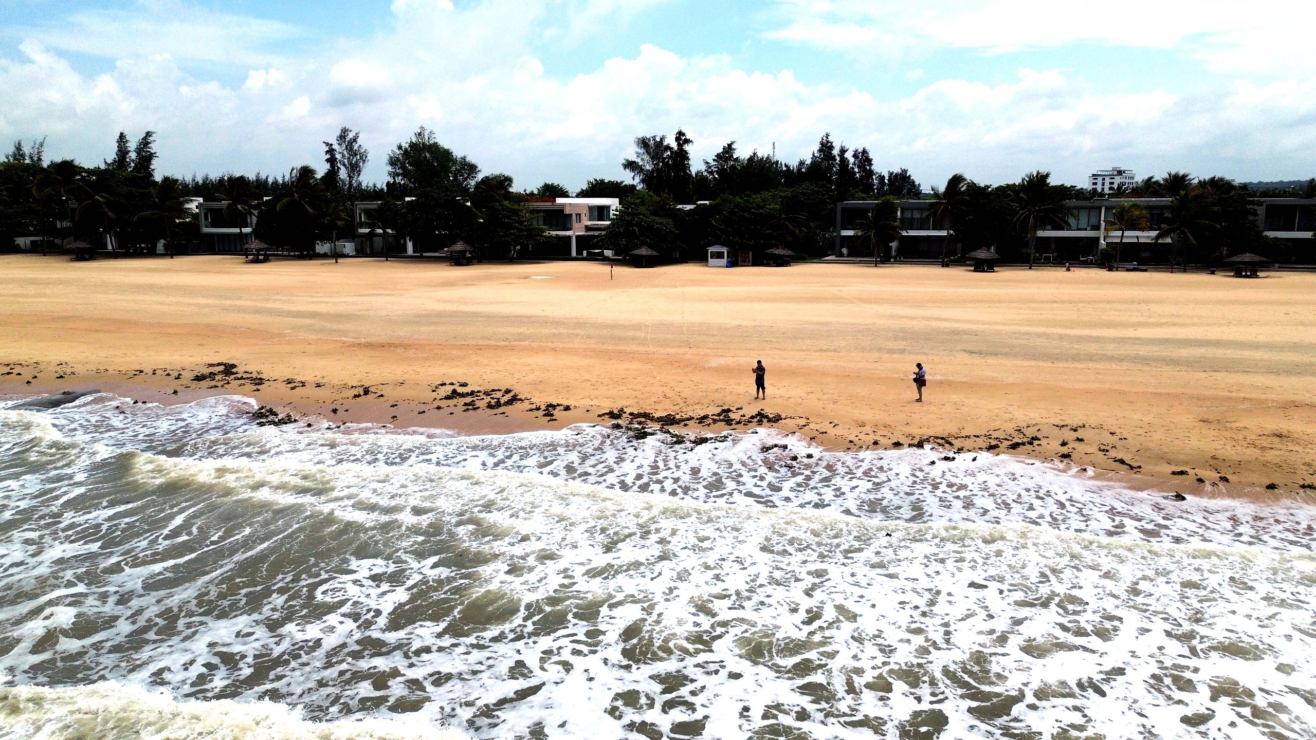 Gallery - Water hyacinths, marine debris overwhelm tourist beaches in Ho Chi Minh City - image 4