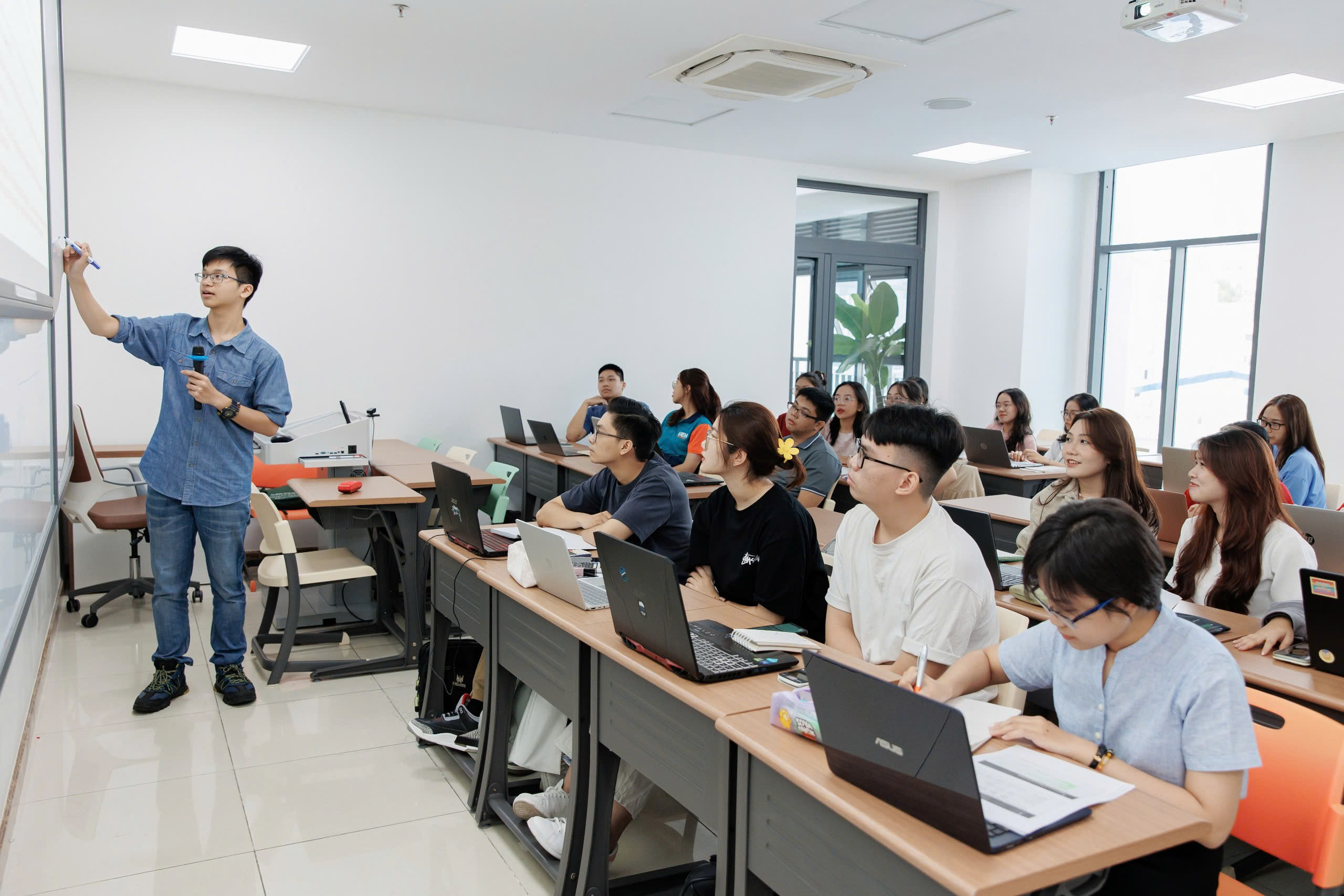 Bộ Chính trị: Giảm tối thiểu 20% đầu mối cơ sở giáo dục đại học công lập trước tháng 4-2027 - Ảnh 1.