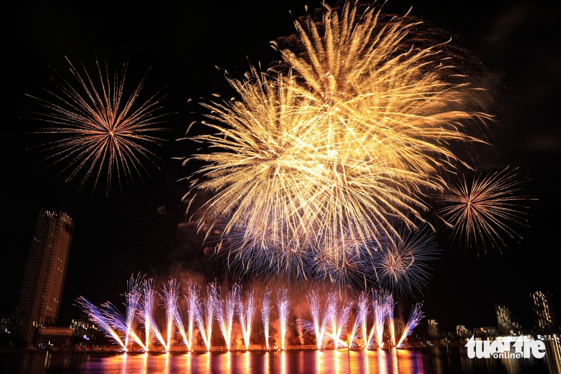 Vietnam, France tell heritage stories through fireworks over Han River in Da Nang- Ảnh 1.