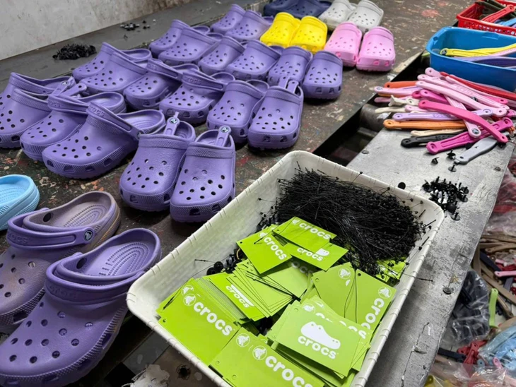 Police bust ring allegedly making fake Nike, Adidas, Crocs, Gucci slippers in Ho Chi Minh City- Ảnh 4.