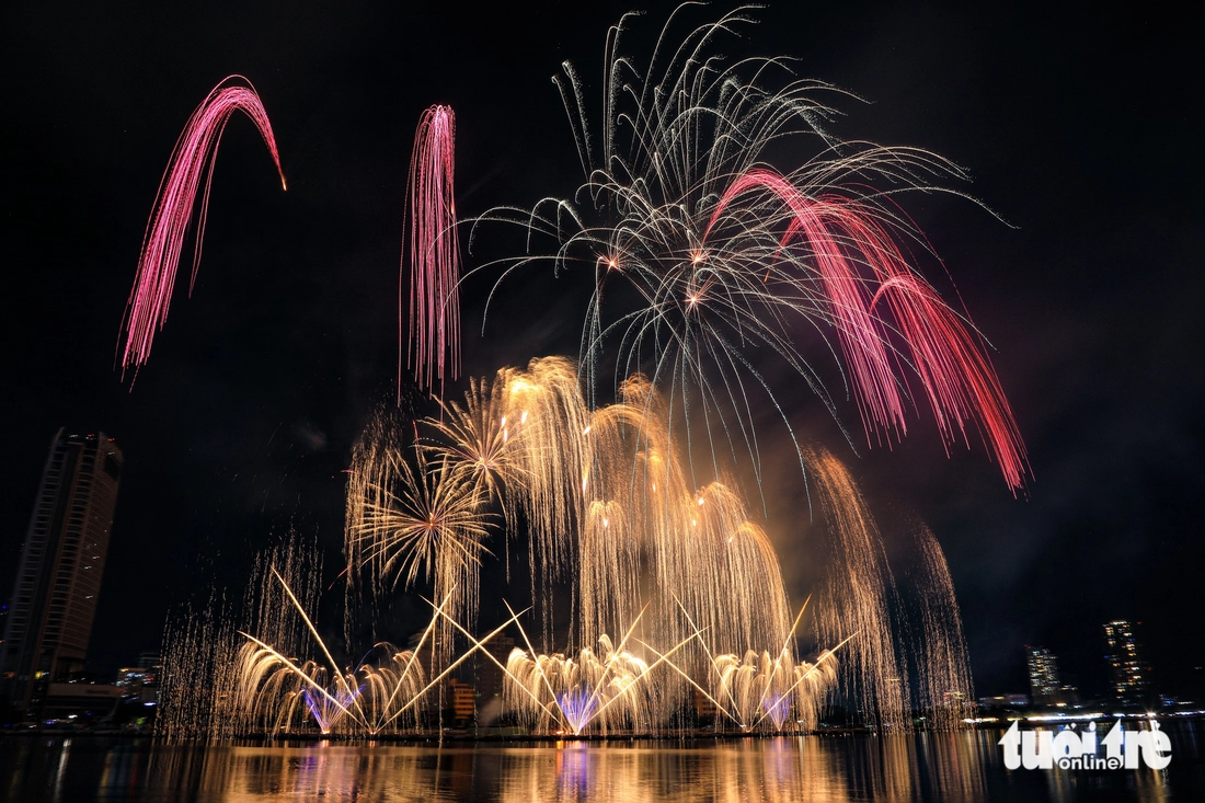 Vietnam, France tell heritage stories through fireworks over Han River in Da Nang- Ảnh 4.