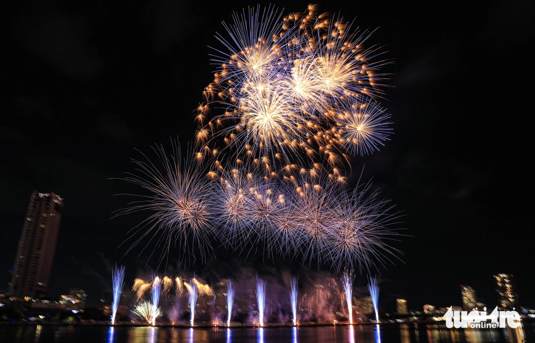 Vietnam, France tell heritage stories through fireworks over Han River in Da Nang- Ảnh 6.