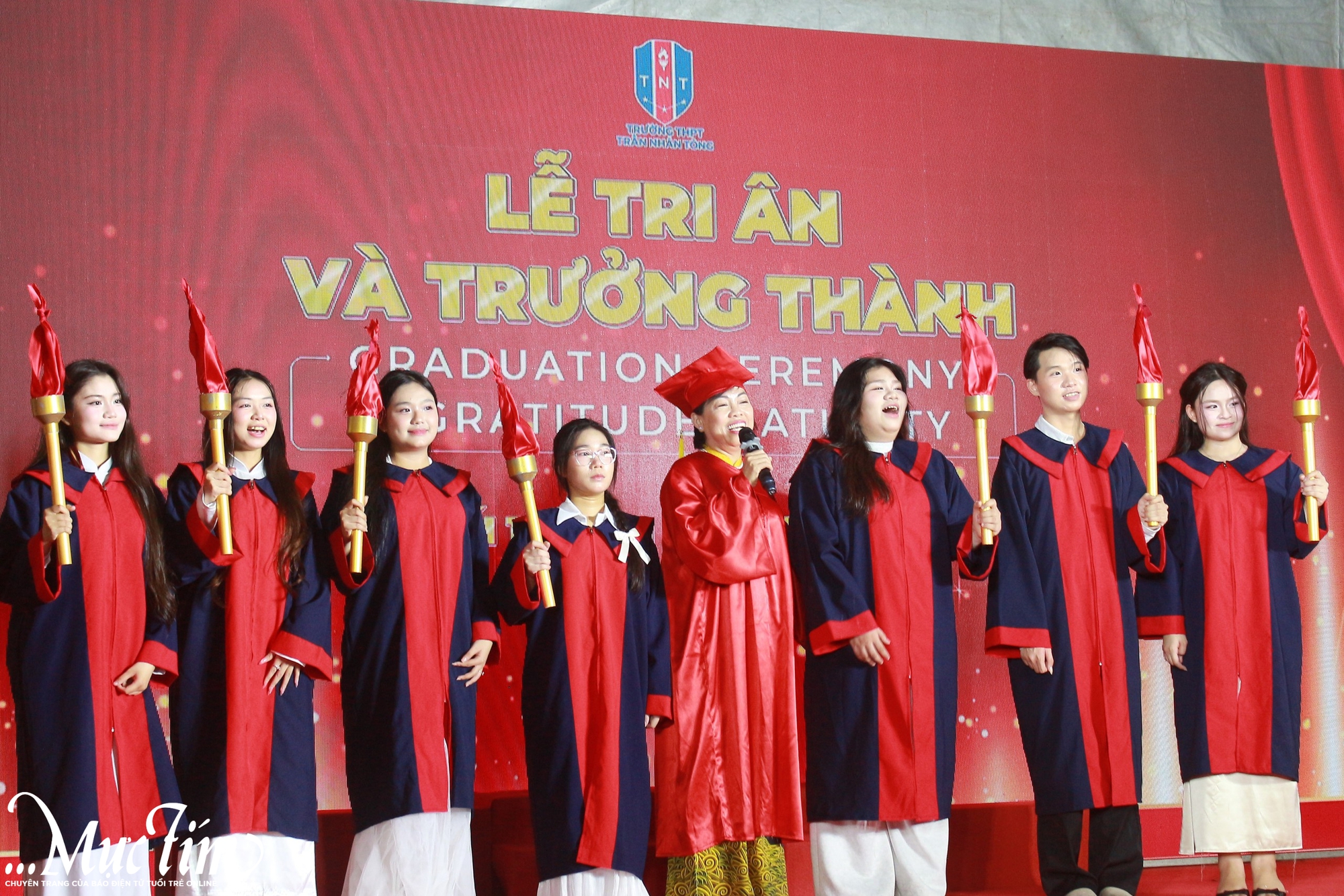 Hiệu trưởng Trường THPT Trần Nhân Tông nhắn nhủ học trò: 'Hãy sống bằng sự tử tế'- Ảnh 1. Hiệu trưởng Trường THPT Trần Nhân Tông nhắn nhủ học trò: 'Hãy sống bằng sự tử tế'- Ảnh 1.