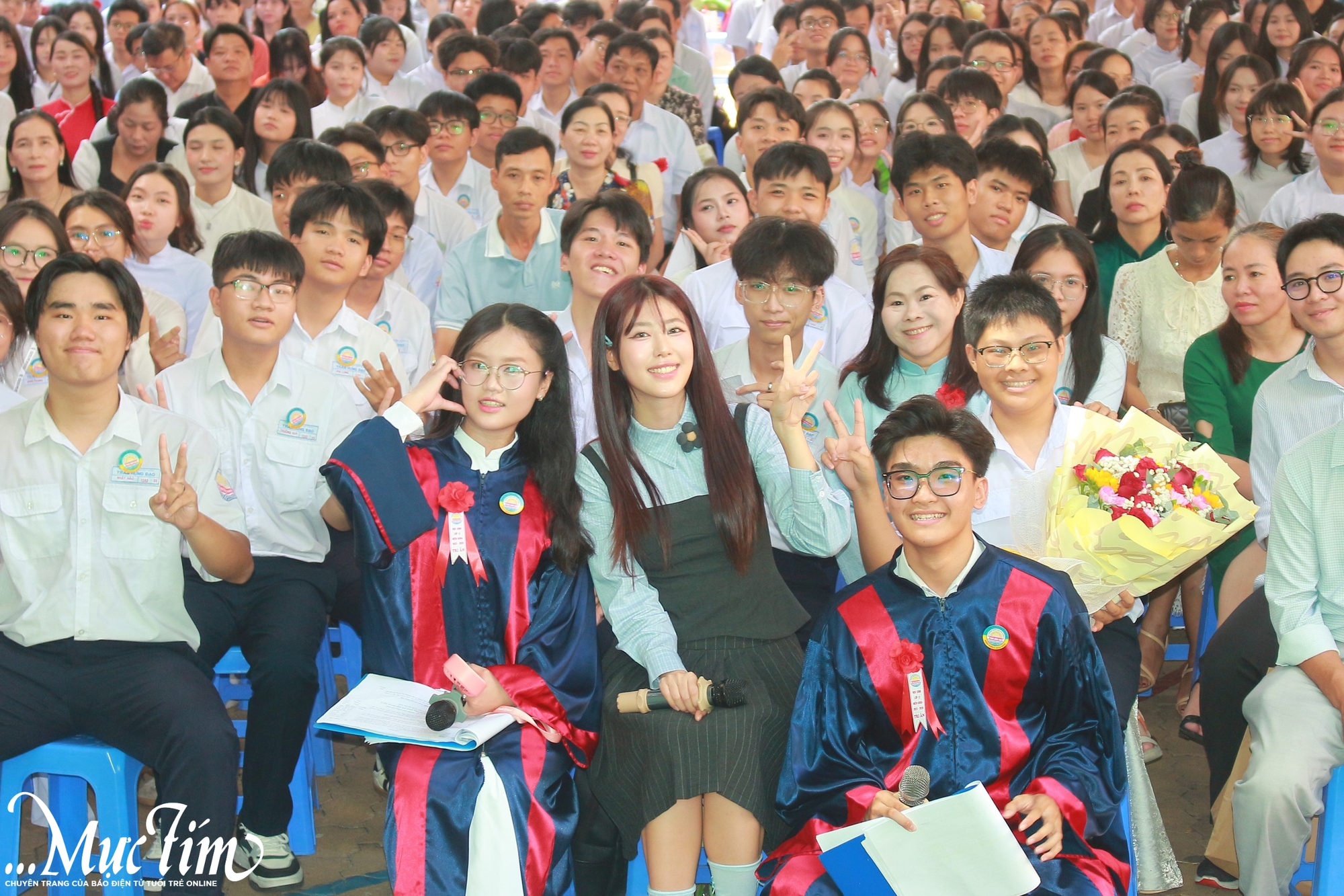 PiaLinh tiếp lửa tuổi 18 trong lễ trưởng thành của học sinh THPT Trần Hưng Đạo- Ảnh 1. PiaLinh tiếp lửa tuổi 18 trong lễ trưởng thành của học sinh THPT Trần Hưng Đạo- Ảnh 1.