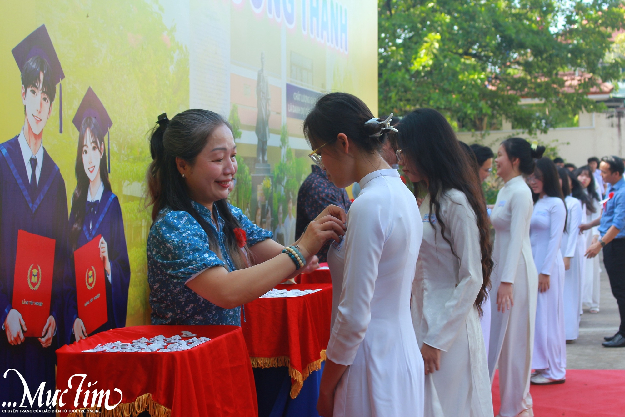 PiaLinh tiếp lửa tuổi 18 trong lễ trưởng thành của học sinh THPT Trần Hưng Đạo- Ảnh 7. PiaLinh tiếp lửa tuổi 18 trong lễ trưởng thành của học sinh THPT Trần Hưng Đạo- Ảnh 7.
