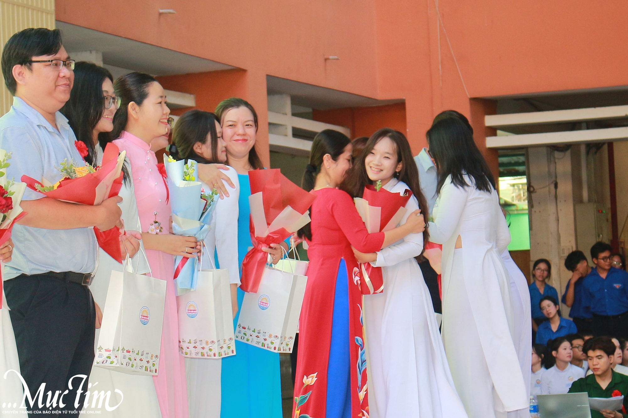 PiaLinh tiếp lửa tuổi 18 trong lễ trưởng thành của học sinh THPT Trần Hưng Đạo- Ảnh 8. PiaLinh tiếp lửa tuổi 18 trong lễ trưởng thành của học sinh THPT Trần Hưng Đạo- Ảnh 8.