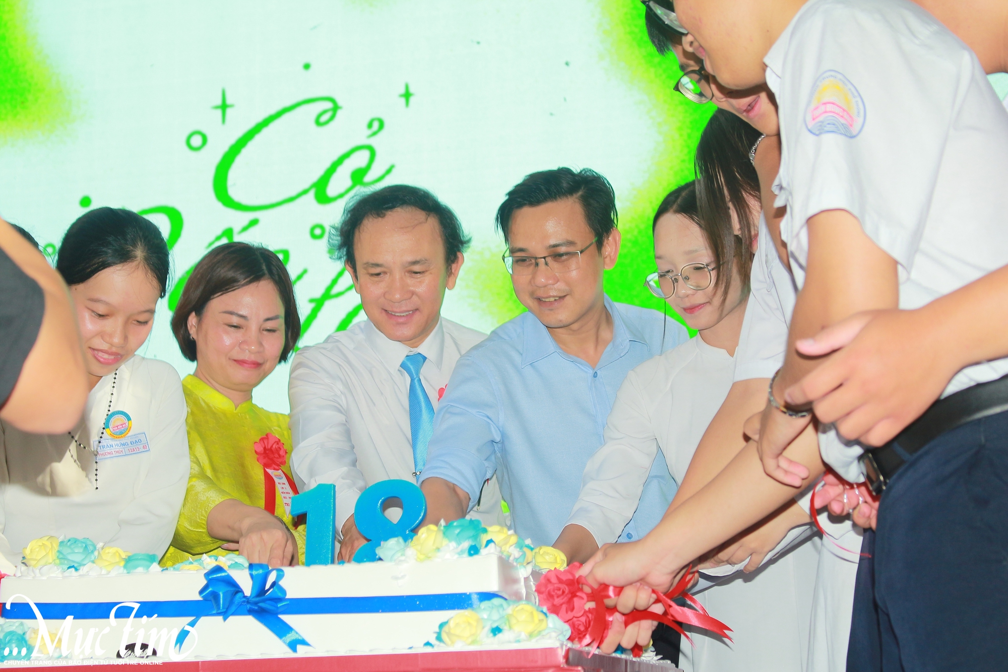 PiaLinh tiếp lửa tuổi 18 trong lễ trưởng thành của học sinh THPT Trần Hưng Đạo- Ảnh 9. PiaLinh tiếp lửa tuổi 18 trong lễ trưởng thành của học sinh THPT Trần Hưng Đạo- Ảnh 9.