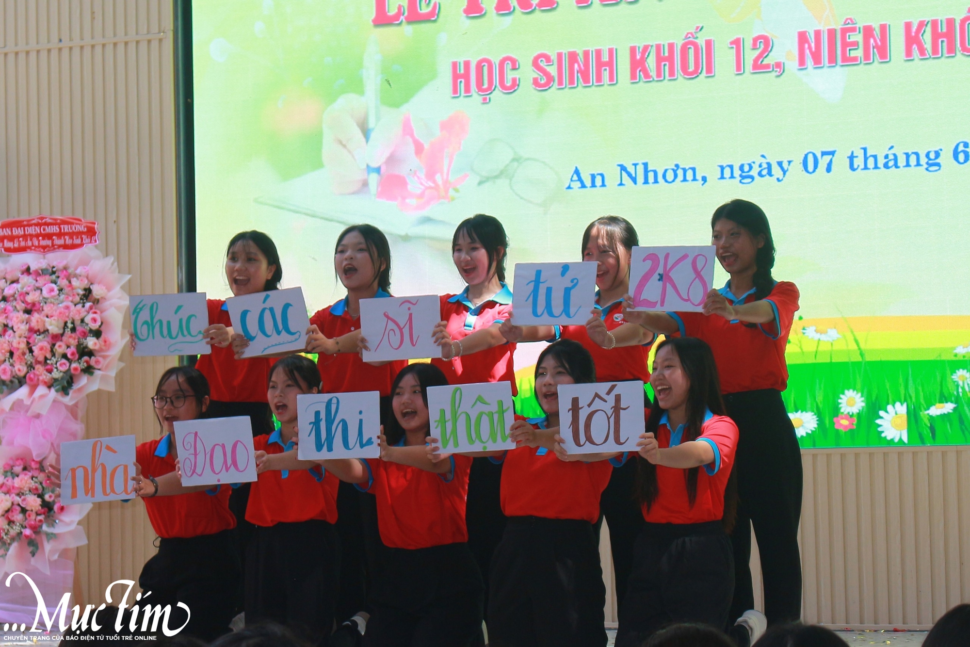PiaLinh tiếp lửa tuổi 18 trong lễ trưởng thành của học sinh THPT Trần Hưng Đạo- Ảnh 10. PiaLinh tiếp lửa tuổi 18 trong lễ trưởng thành của học sinh THPT Trần Hưng Đạo- Ảnh 10.