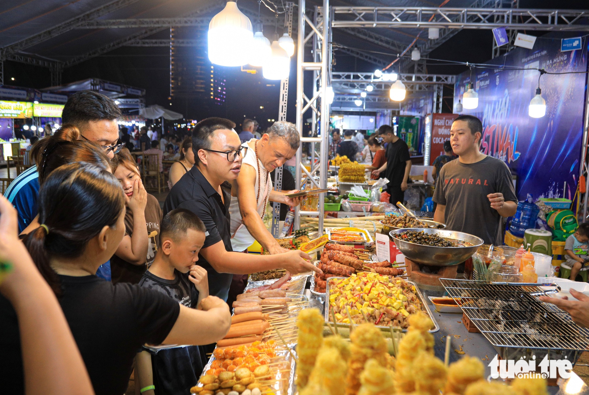 Hàng ngàn du khách trải nghiệm hơn 100 gian hàng tại lễ hội ven biển Đà Nẵng - Ảnh 1.
