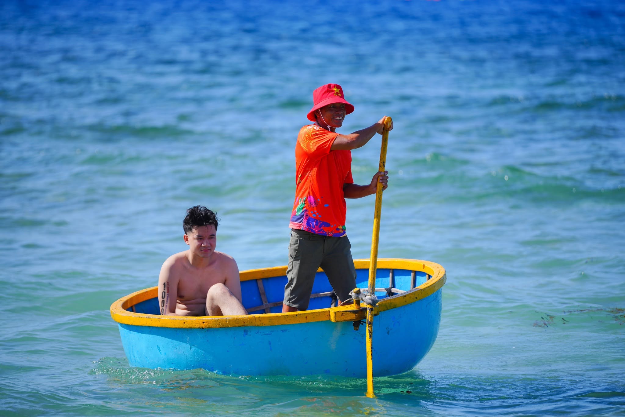 Over 800 Vietnamese, int’l athletes compete in Ly Son sea swimming race- Ảnh 13.