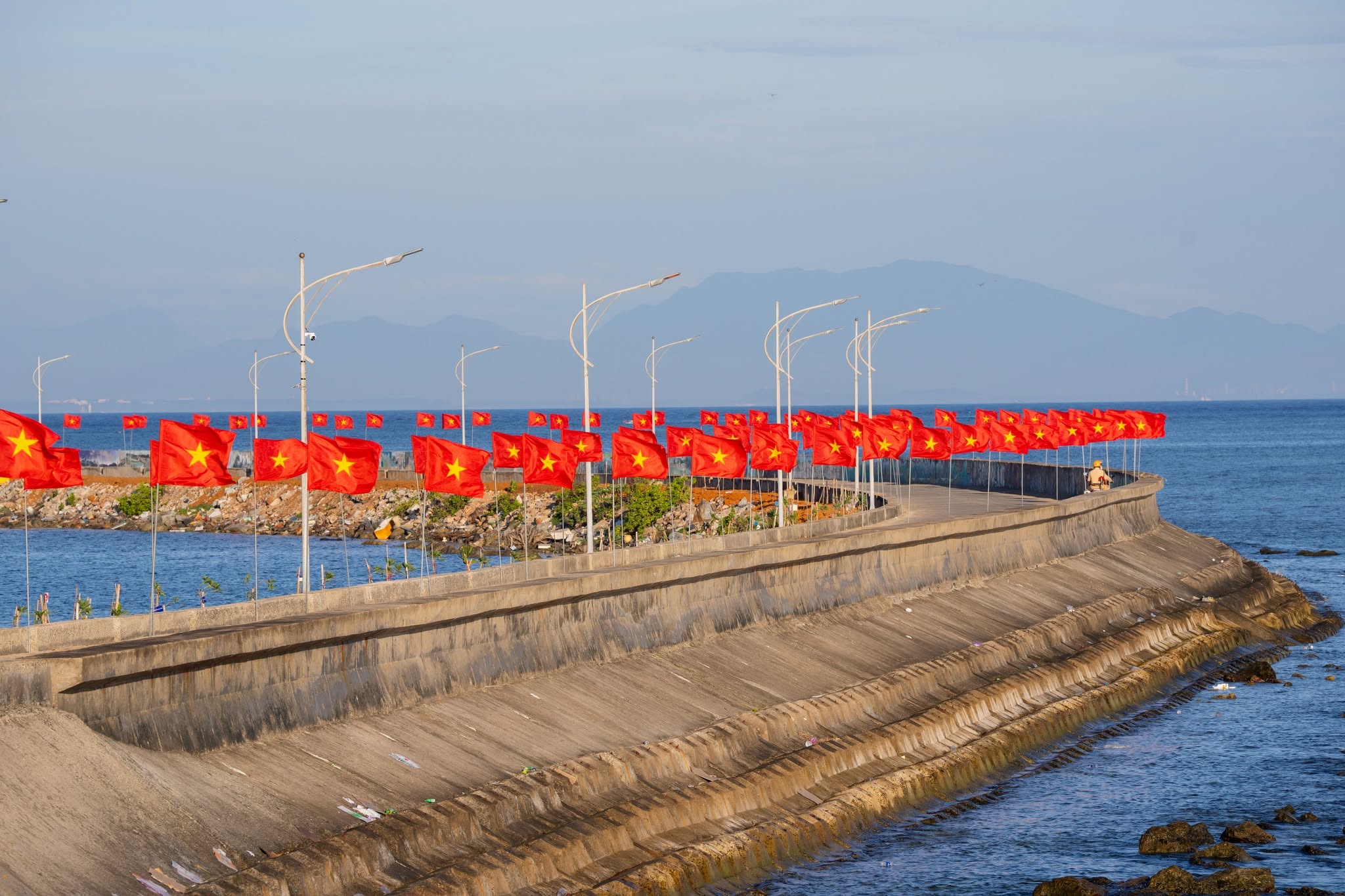 Over 800 Vietnamese, int’l athletes compete in Ly Son sea swimming race- Ảnh 8.