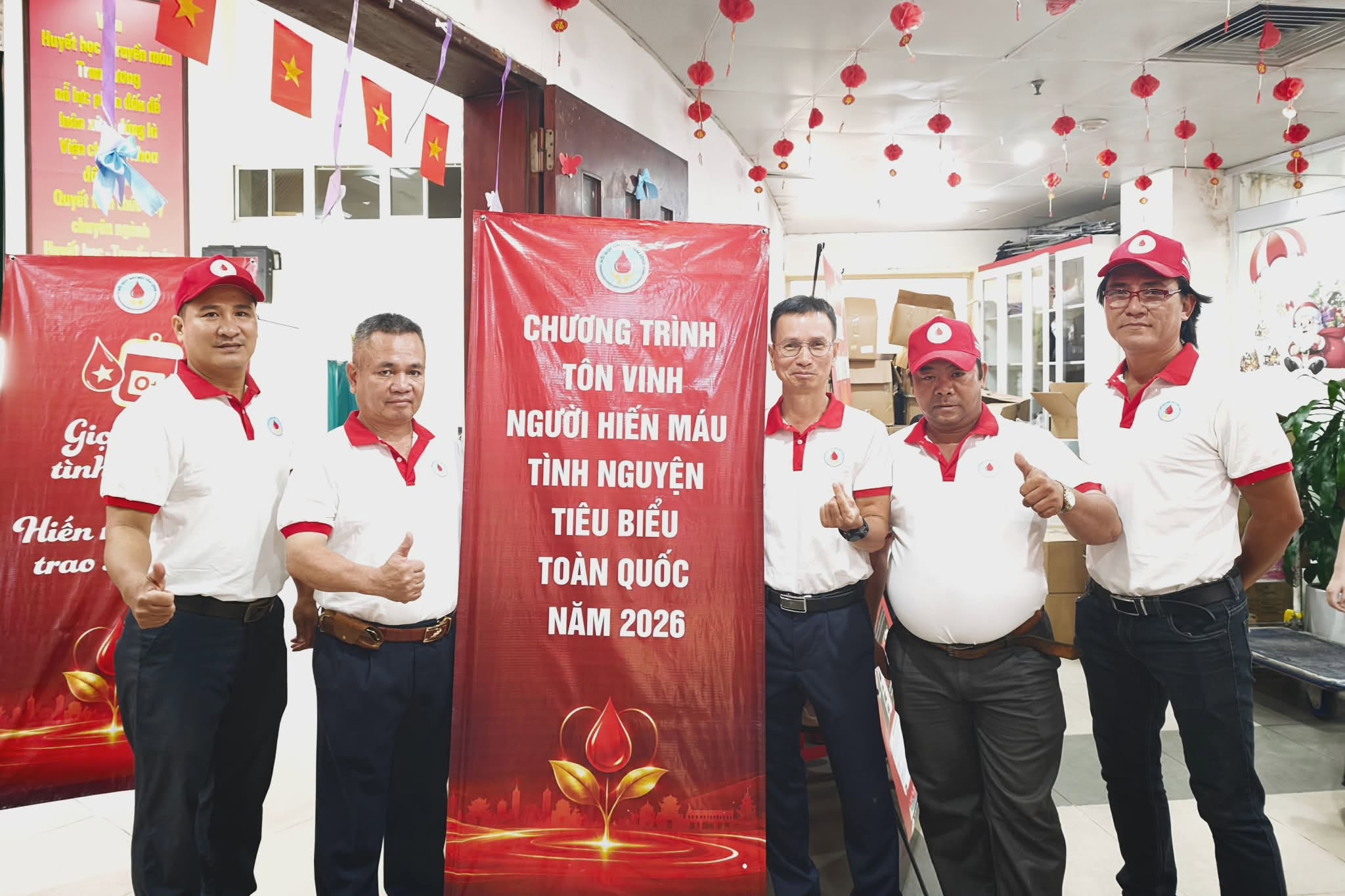 Từ ‘lén lút’ giấu chồng đi hiến máu, cô gái trở thành người hiến máu tiêu biểu toàn quốc - Ảnh 1. hiến máu - Ảnh 1.