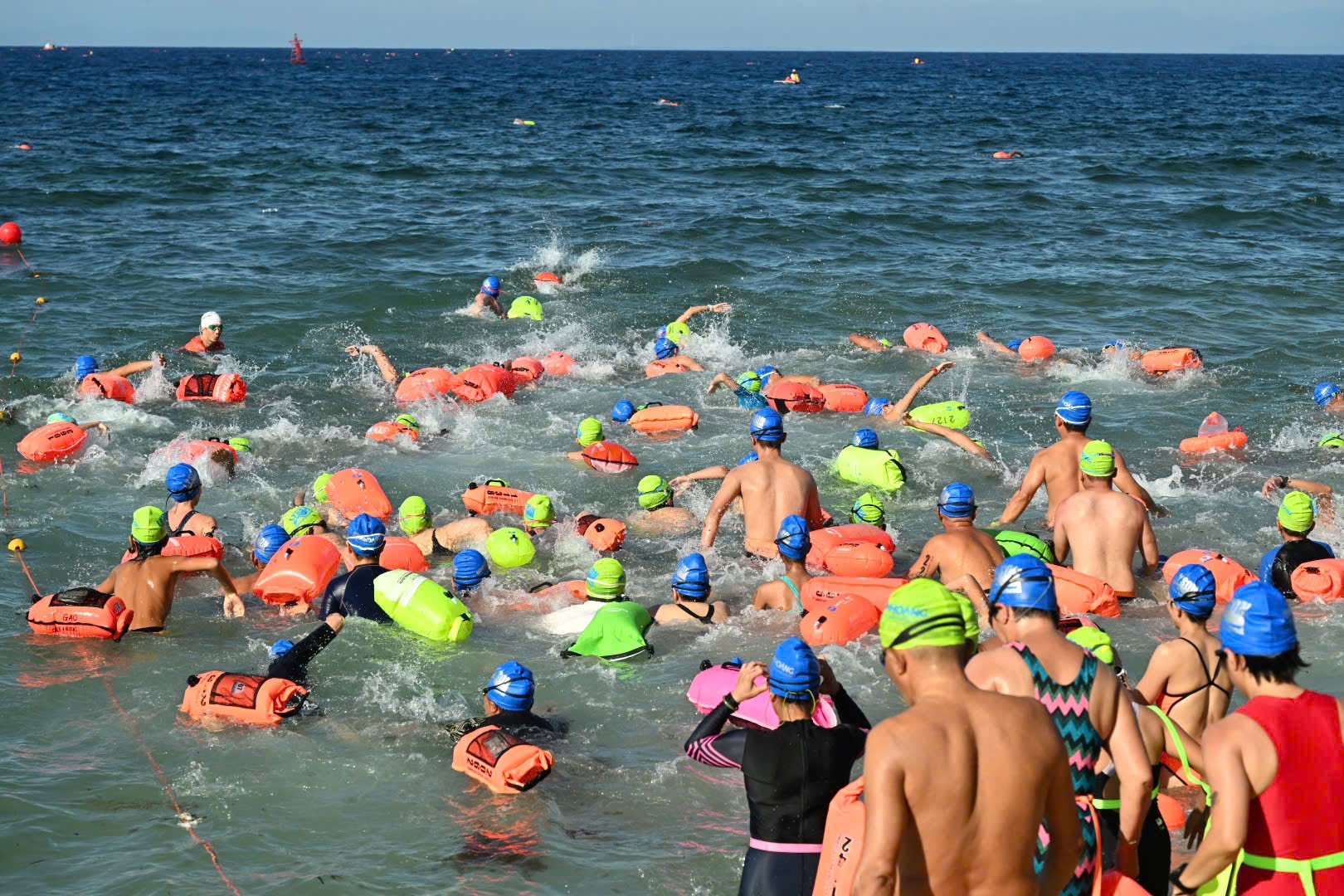 Over 800 Vietnamese, int’l athletes compete in Ly Son sea swimming race- Ảnh 12.
