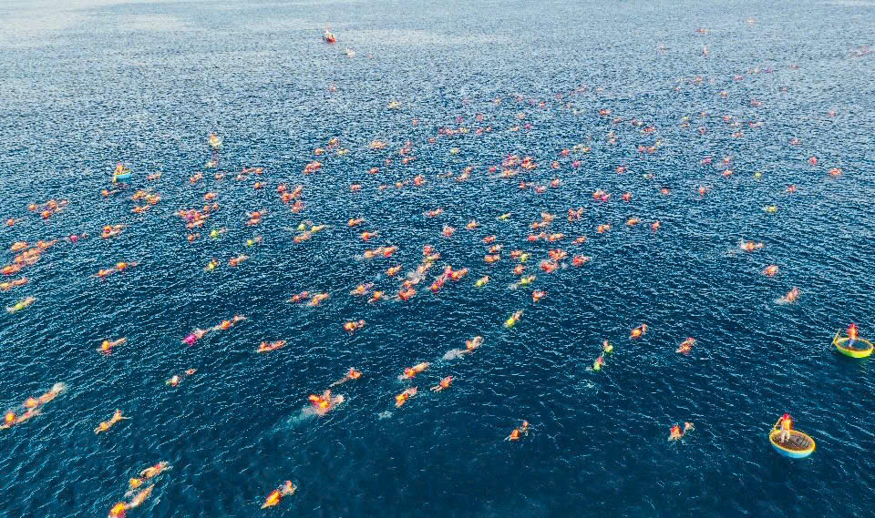 Over 800 Vietnamese, int’l athletes compete in Ly Son sea swimming race- Ảnh 3.