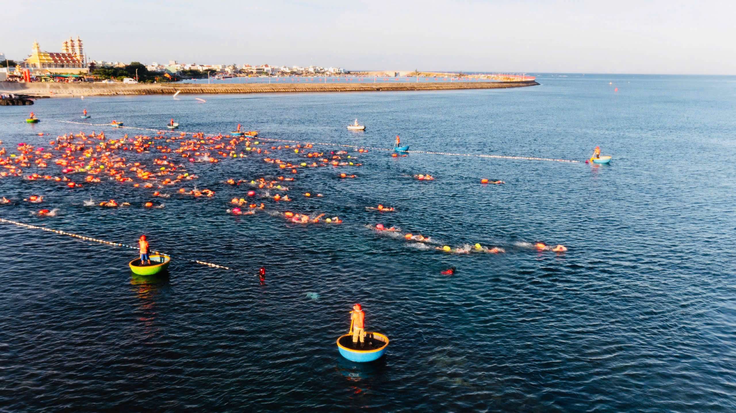 Over 800 Vietnamese, int’l athletes compete in Ly Son sea swimming race- Ảnh 2.