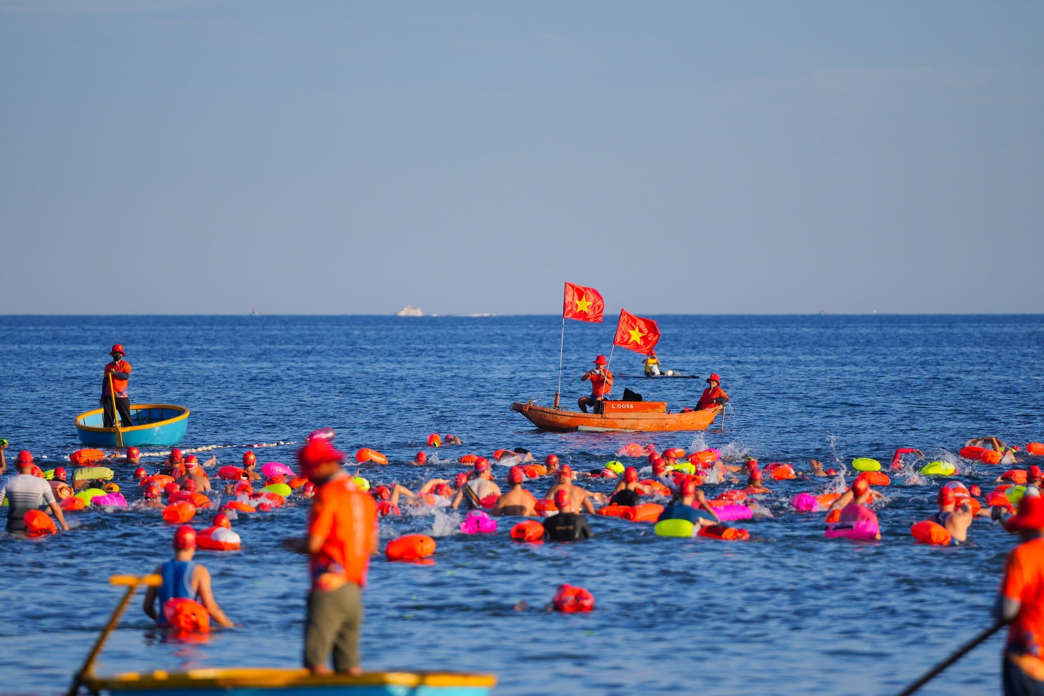 Over 800 Vietnamese, int’l athletes compete in Ly Son sea swimming race- Ảnh 4.