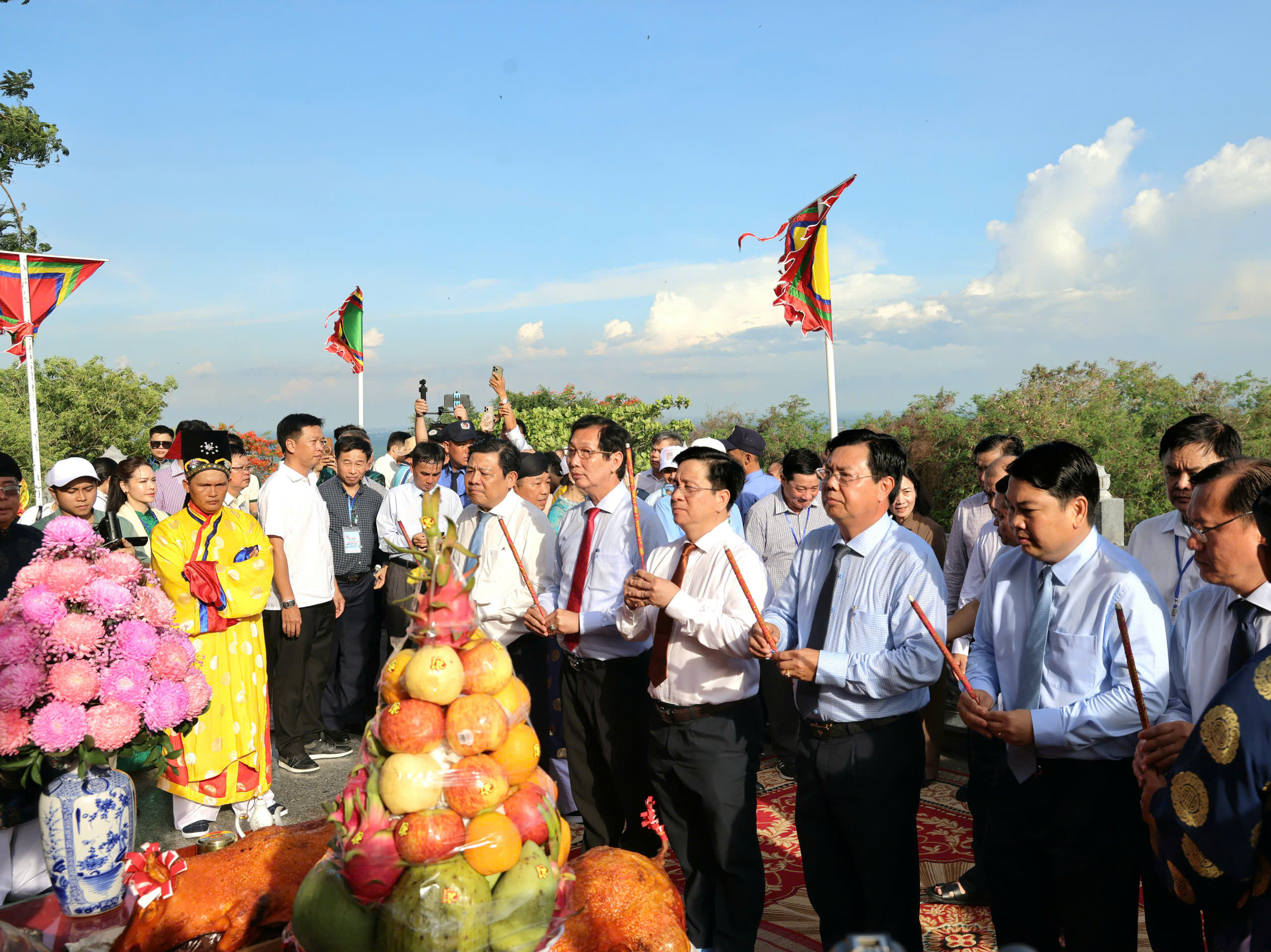 Lễ phục hiện rước tượng và nấu 9 loài hoa tắm Bà Chúa Xứ núi Sam - Ảnh 2.