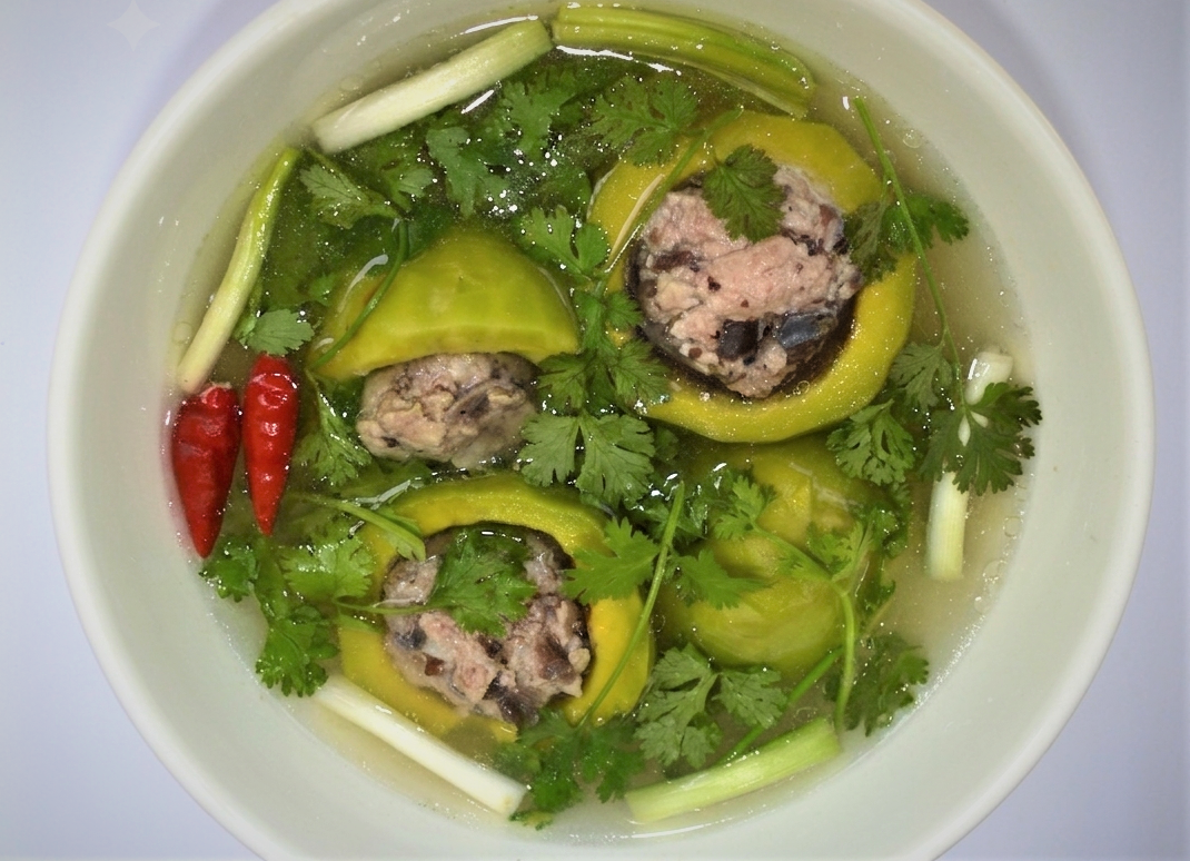 Độc đáo canh bơ non nhồi thịt từ những trái bơ rụng sau mưa giông - Ảnh 4. Canh bơ non nhồi thịt từ những trái bơ rụng sau mưa dông - Ảnh 5.