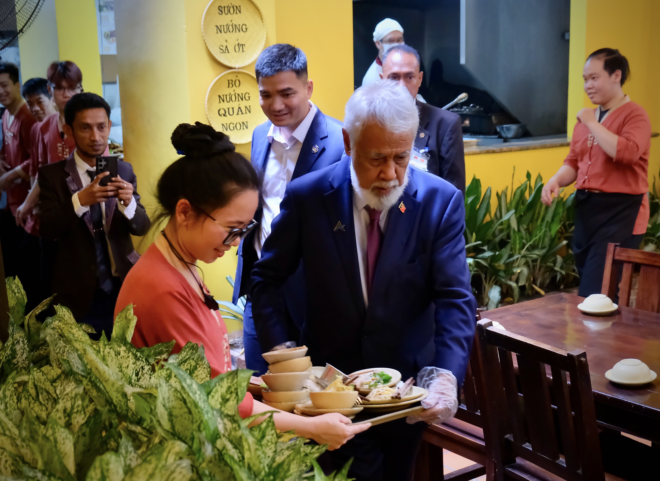 Thủ tướng Timor-Leste vào bếp làm nem cua bể, quan khách Thái Lan ấn tượng bánh xèo Việt Nam - Ảnh 3.