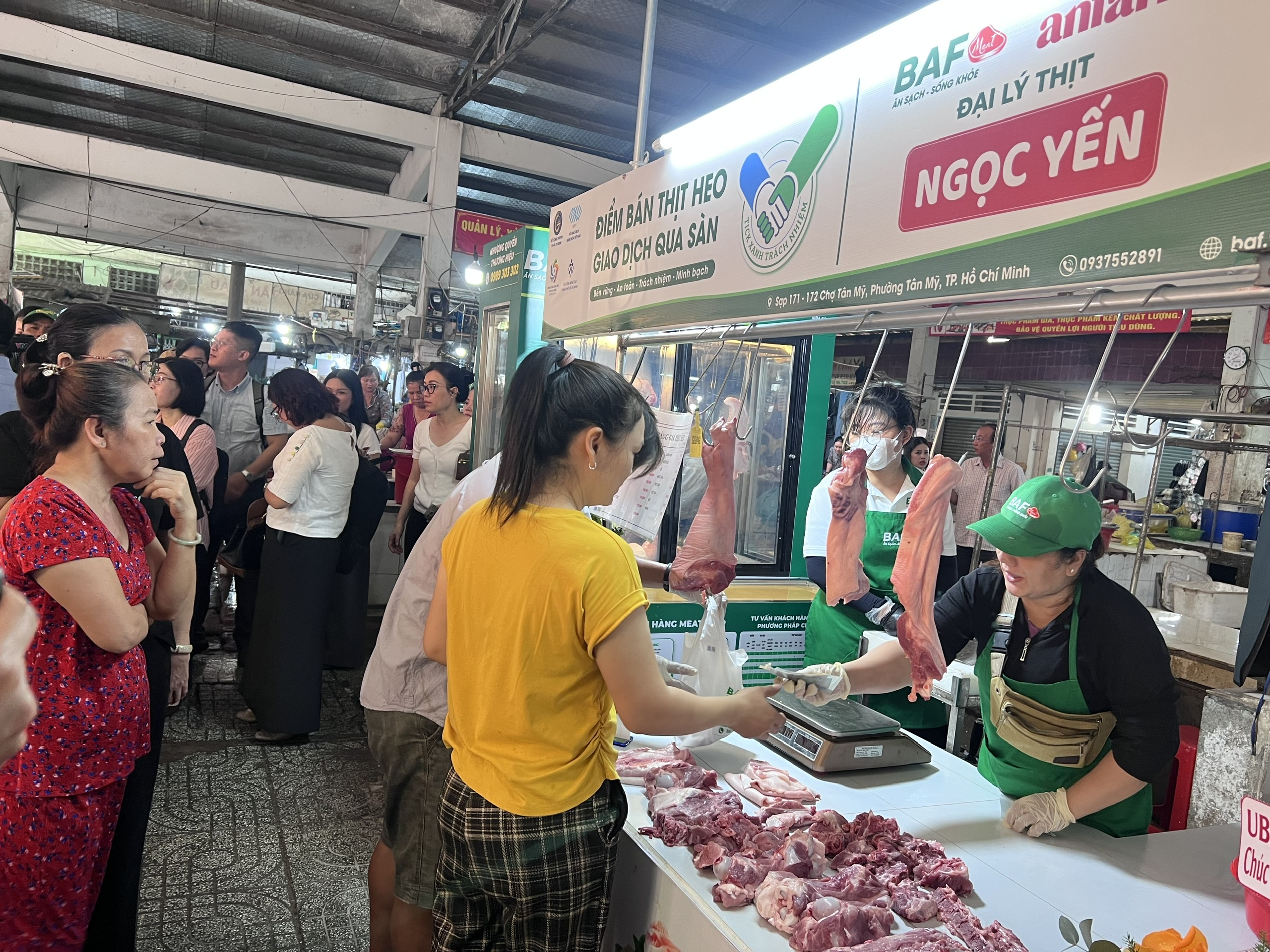 Lần đầu TP.HCM đưa thịt heo 'Tick xanh trách nhiệm' vào chợ truyền thống - Ảnh 1.