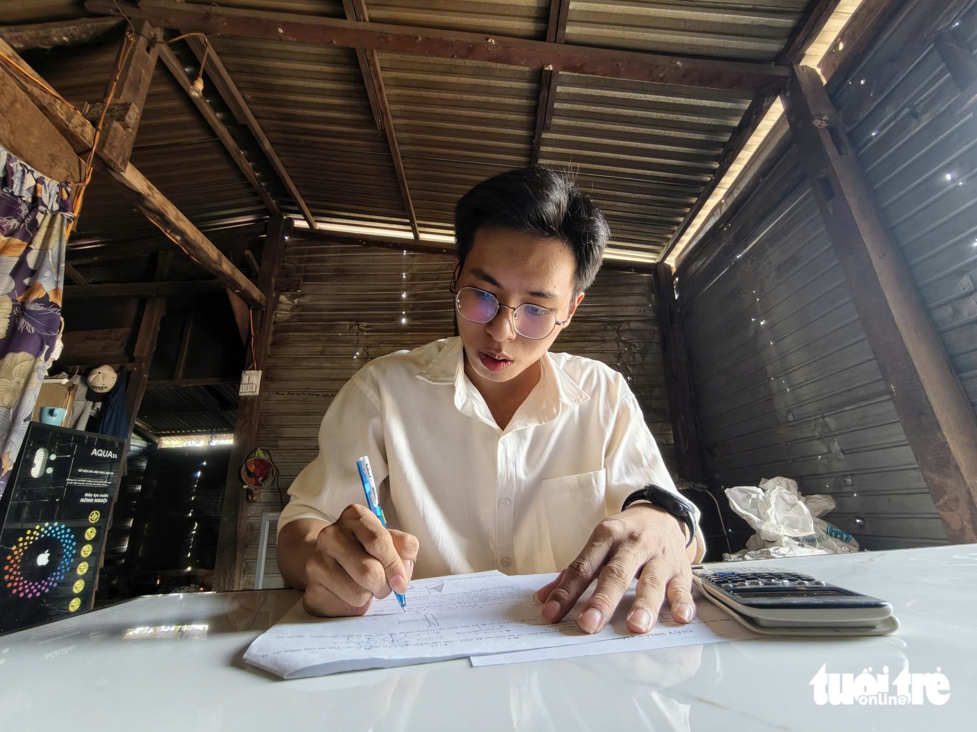 Chàng trai biến nhà mình thành 'phòng thi không giám thị' trước ngày thi thật - Ảnh 1.