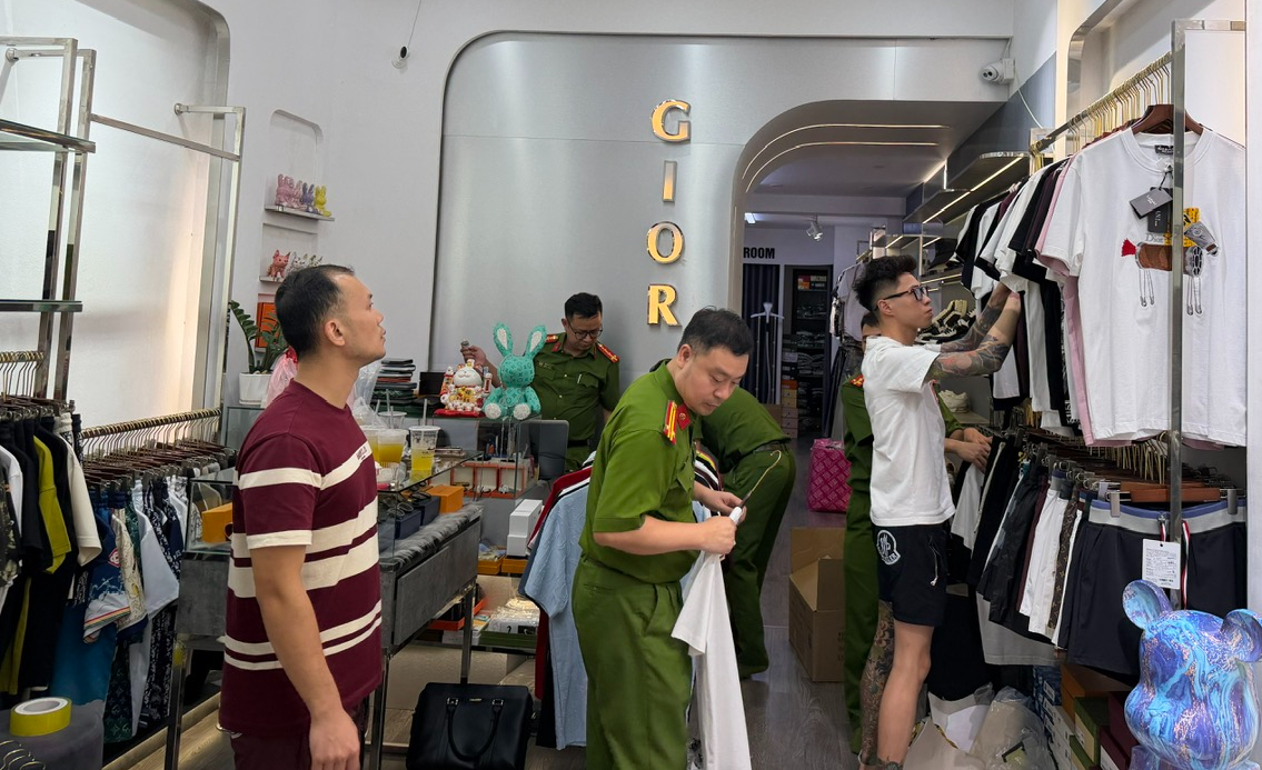 Khởi tố vụ án bán hàng giả Louis Vuitton, Gucci, Adidas... - Ảnh 1.