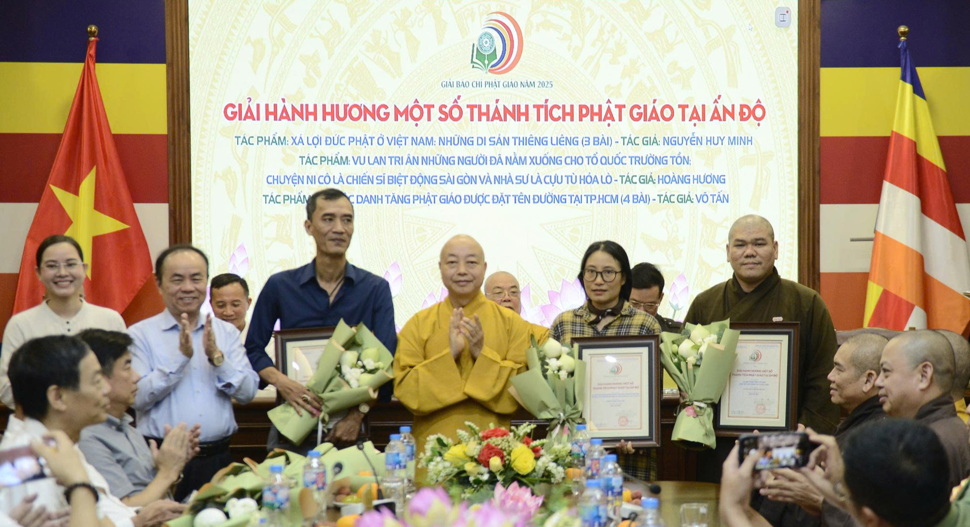 Báo Tuổi Trẻ giành Giải báo chí Phật giáo toàn quốc năm 2025 - Ảnh 2. Phóng viên báo Tuổi Trẻ giành giải báo chí Phật giáo toàn quốc năm 2025 - Ảnh 2.