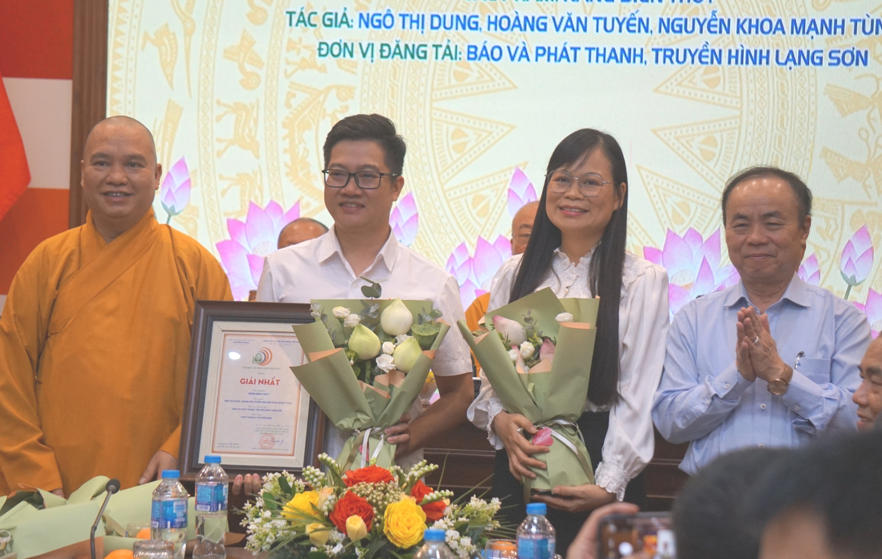 Báo Tuổi Trẻ giành Giải báo chí Phật giáo toàn quốc năm 2025 - Ảnh 4. Phóng viên báo Tuổi Trẻ giành giải báo chí Phật giáo toàn quốc năm 2025 - Ảnh 4.