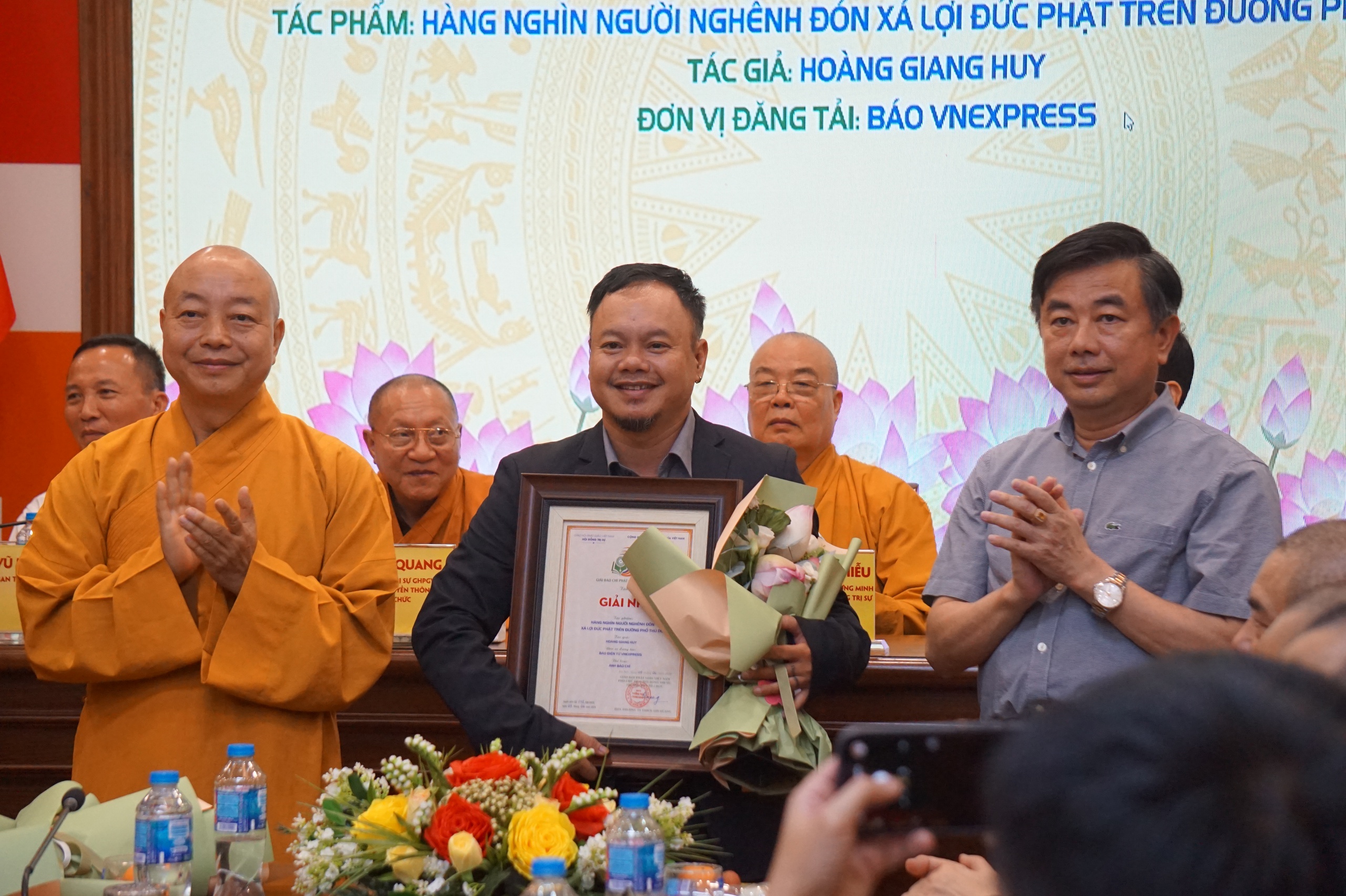 Báo Tuổi Trẻ giành Giải báo chí Phật giáo toàn quốc năm 2025 - Ảnh 5. Phóng viên báo Tuổi Trẻ giành giải báo chí Phật giáo toàn quốc năm 2025 - Ảnh 5.