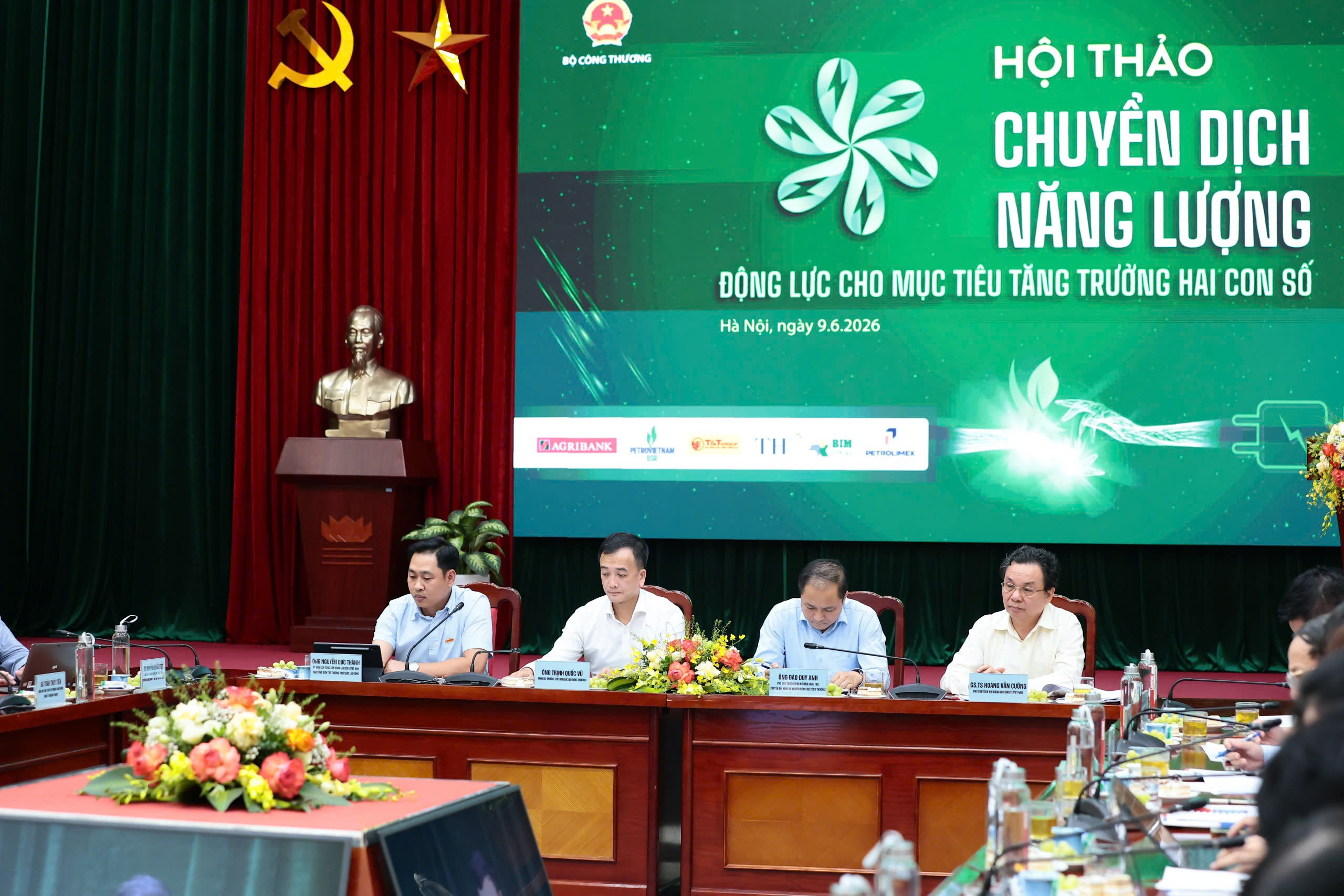 EVN có lãi trở lại, chuyên gia vẫn lo áp lực bảo đảm nguồn điện - Ảnh 3.