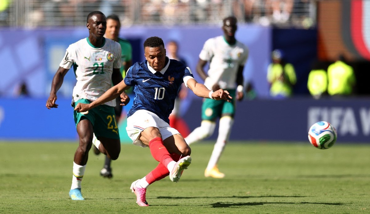 Giới khoa học lý giải tư thế sút dị biệt của Mbappe - Ảnh 1.