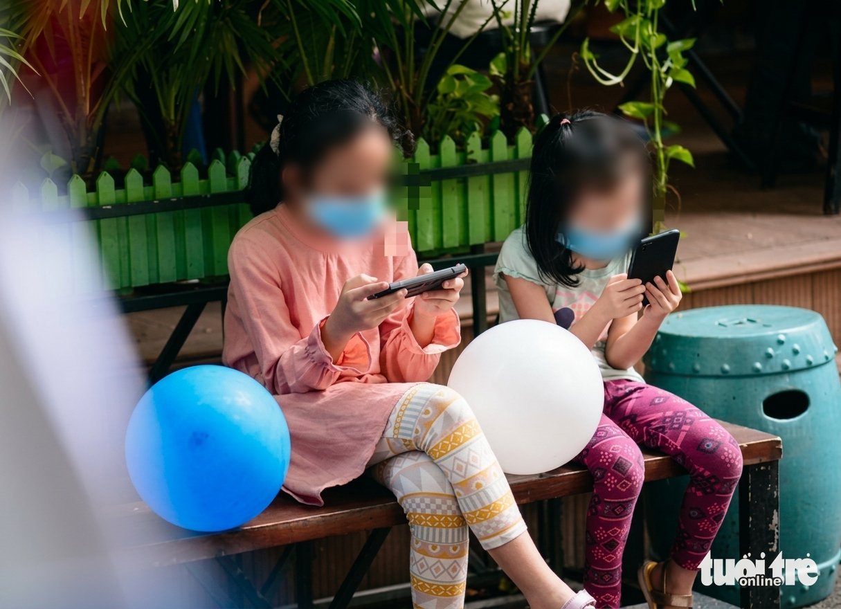 Không thể giao trẻ em cho mạng xã hội: Bằng cách gì cấm trẻ không lên mạng? - Ảnh 2.