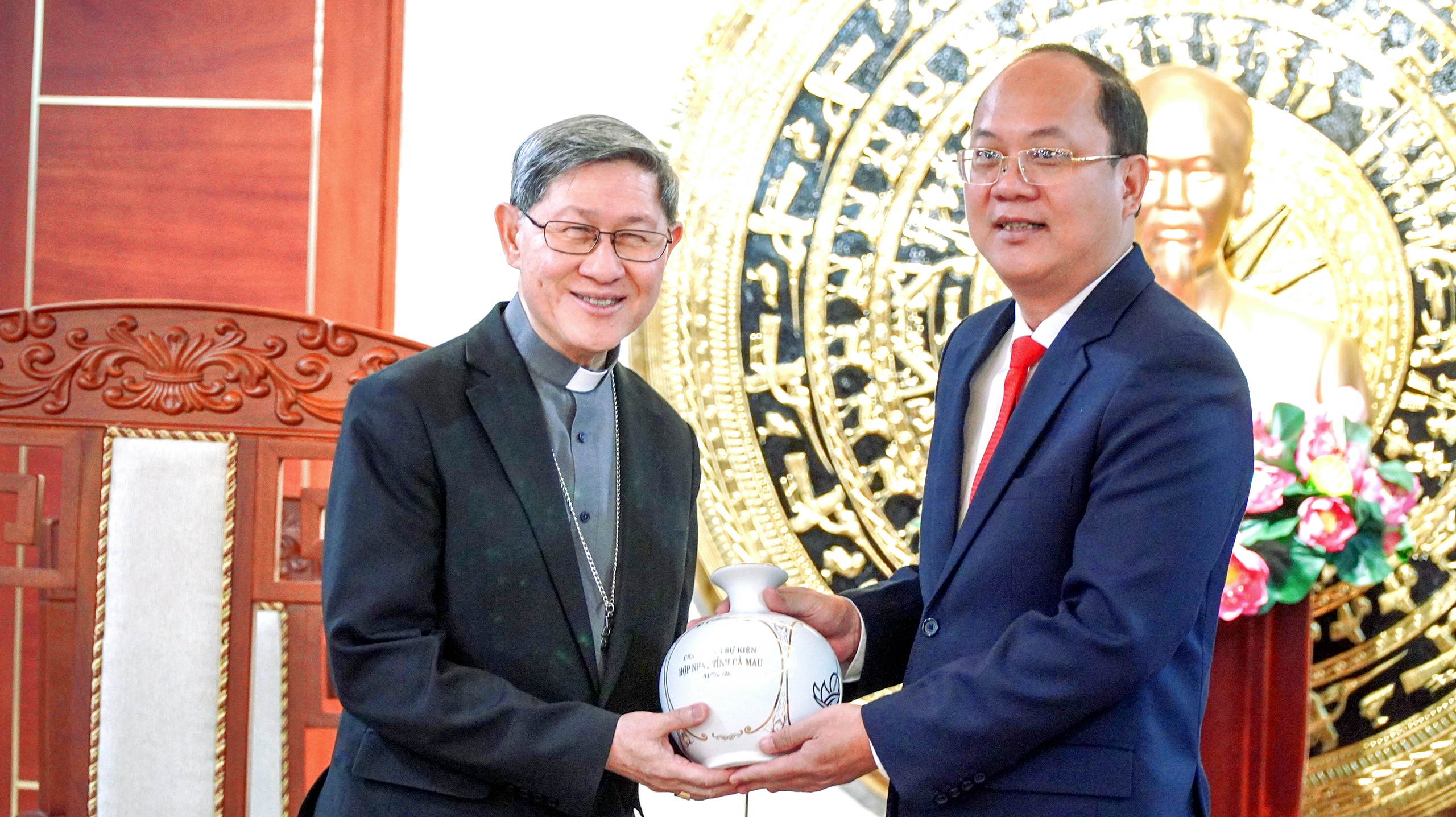 Đức Hồng y Luis Antonio Gokim Tagle gặp lãnh đạo Cà Mau trước lễ tuyên Chân phước linh mục Trương Bửu Diệp - Ảnh 2.