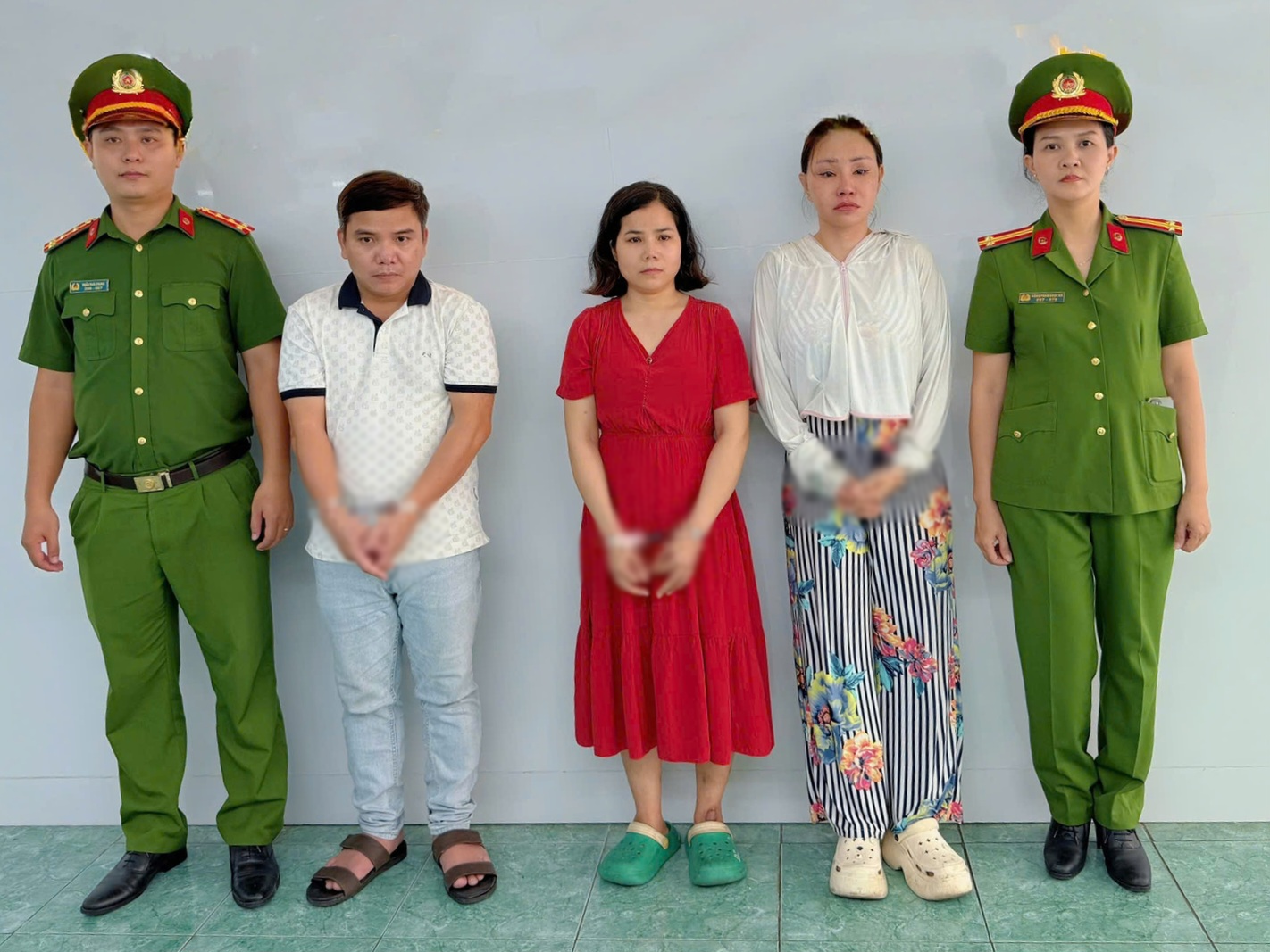 Vụ truyền trắng da tại nhà làm 1 người chết: Bắt 3 bị can, thu giữ hàng trăm hộp hàng lậu - Ảnh 2.