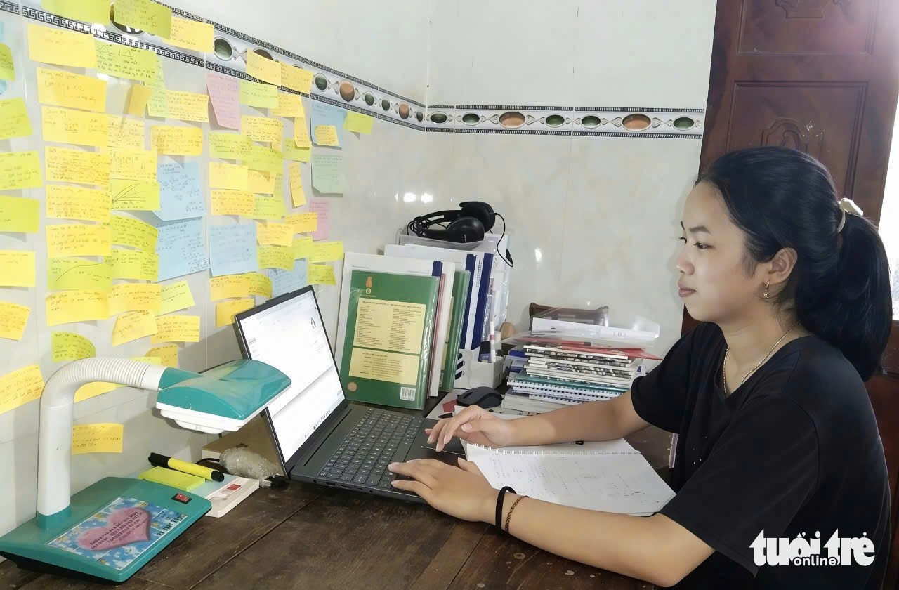 Bàn học chi chít giấy note và giấc mơ trở thành bác sĩ của thủ khoa B00 Đắk Lắk - Ảnh 1.