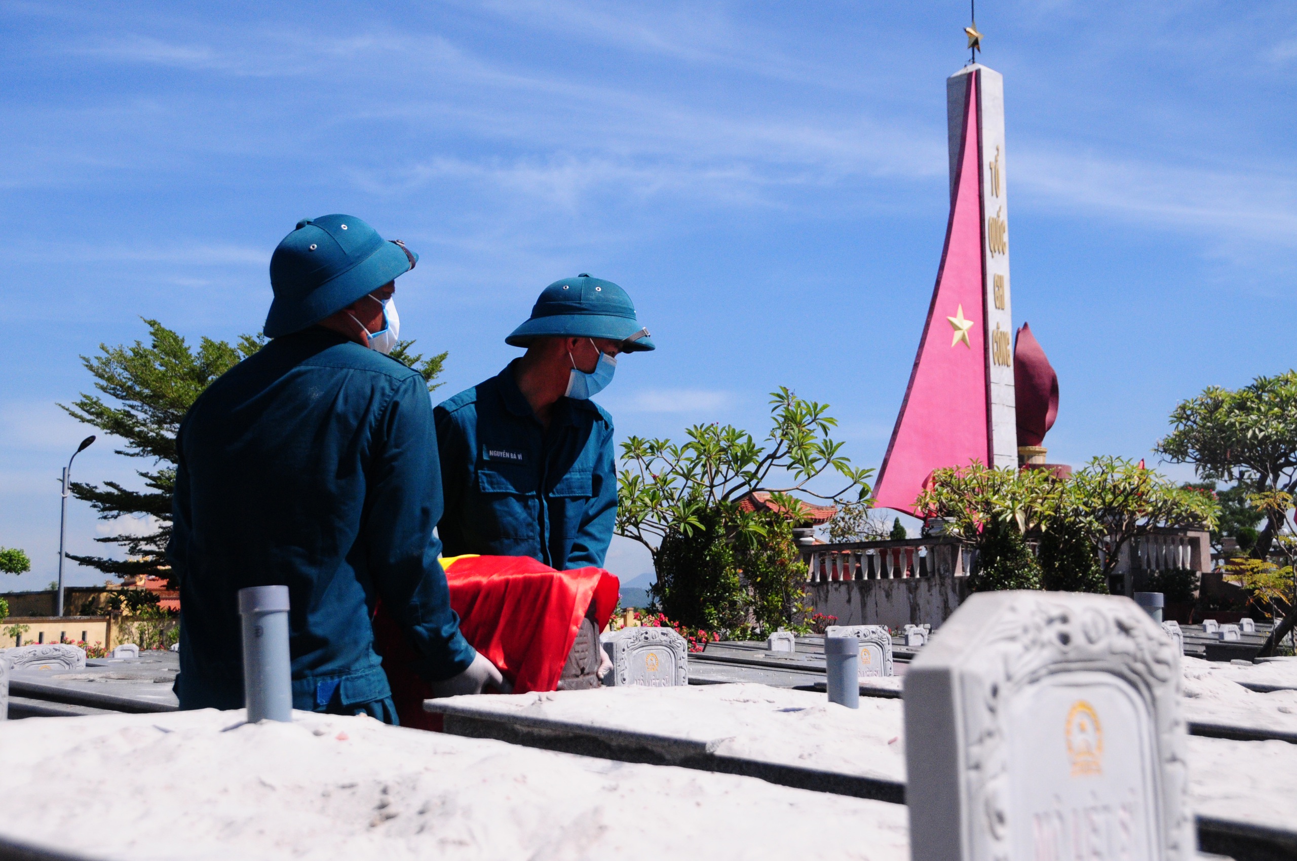Bộ đội bám dưới nắng nóng đỏ lửa để gạt cát, tìm tro cốt đón liệt sĩ về với gia đình - Ảnh 8.