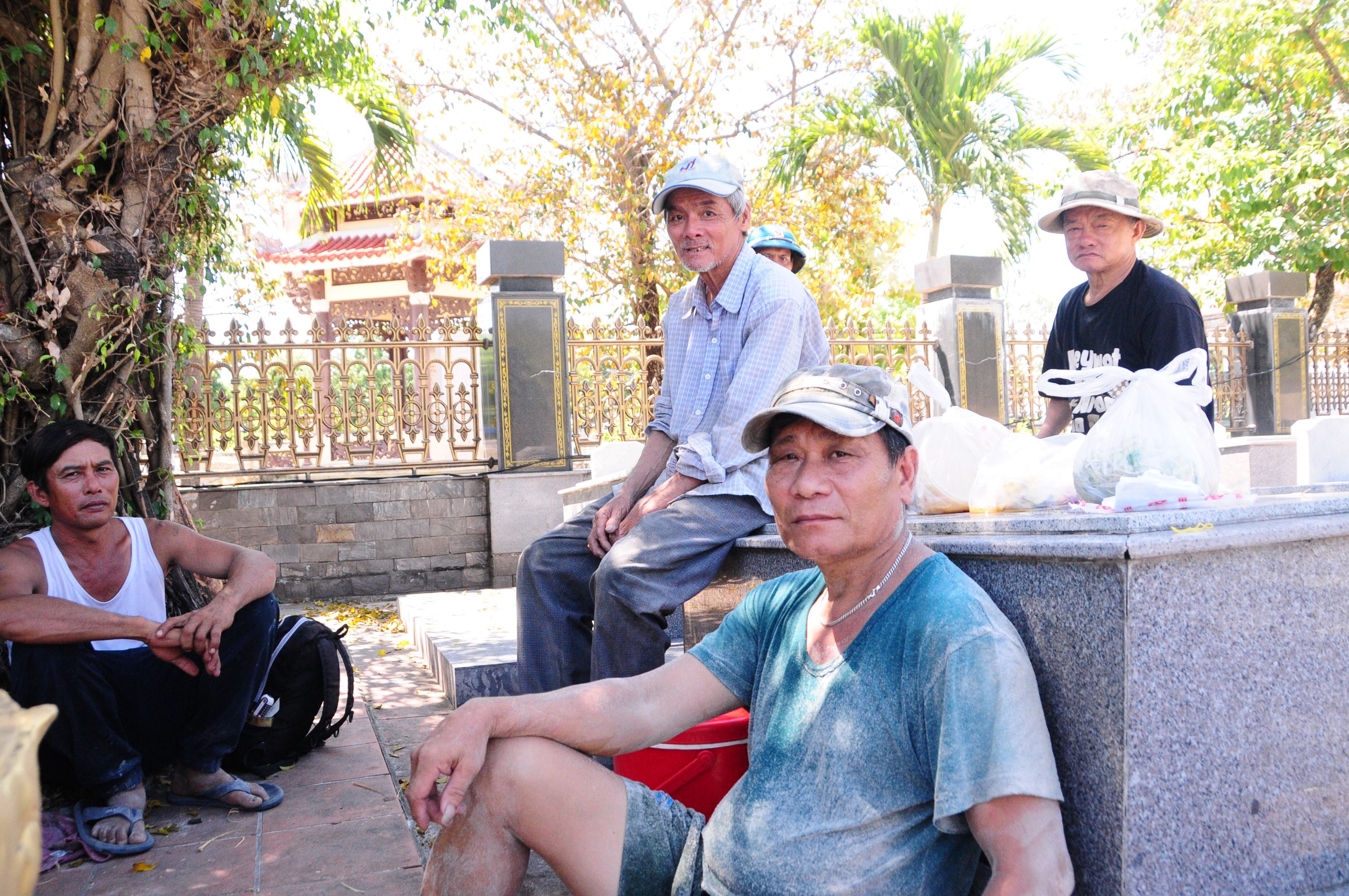 Bộ đội bám dưới nắng nóng đỏ lửa để gạt cát, tìm tro cốt đón liệt sĩ về với gia đình - Ảnh 13.