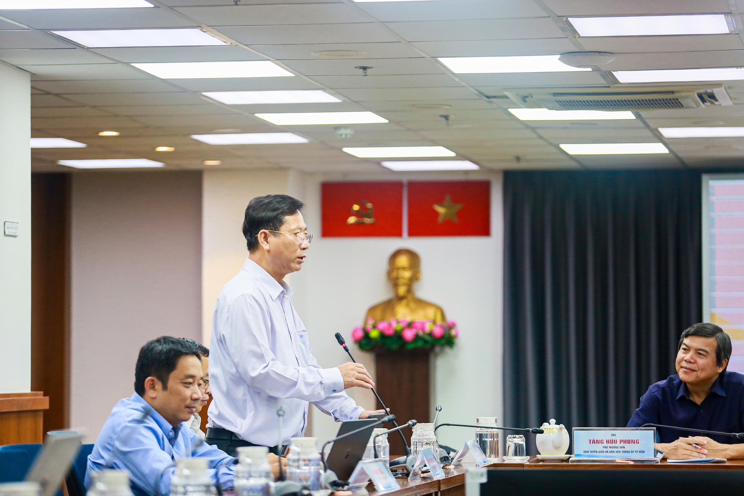 UBND TP.HCM yêu cầu sở ngành, phường xã phát ngôn trong 24 giờ khi có vụ việc nóng - Ảnh 1.