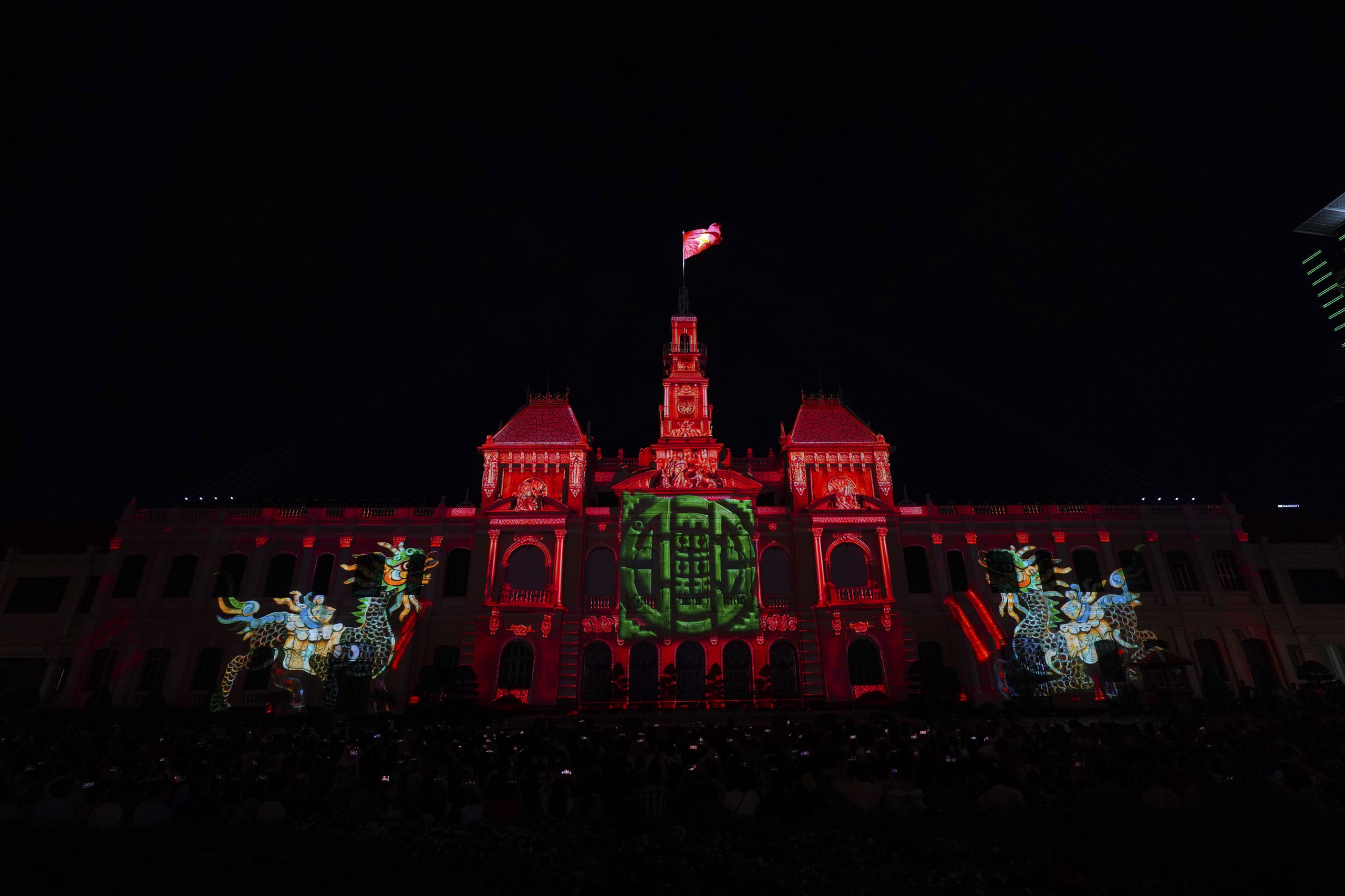 3D Mapping thắp sáng trụ sở UBND TP.HCM trong đêm khai mạc kỷ niệm 50 năm thành phố mang tên Bác - Ảnh 15.