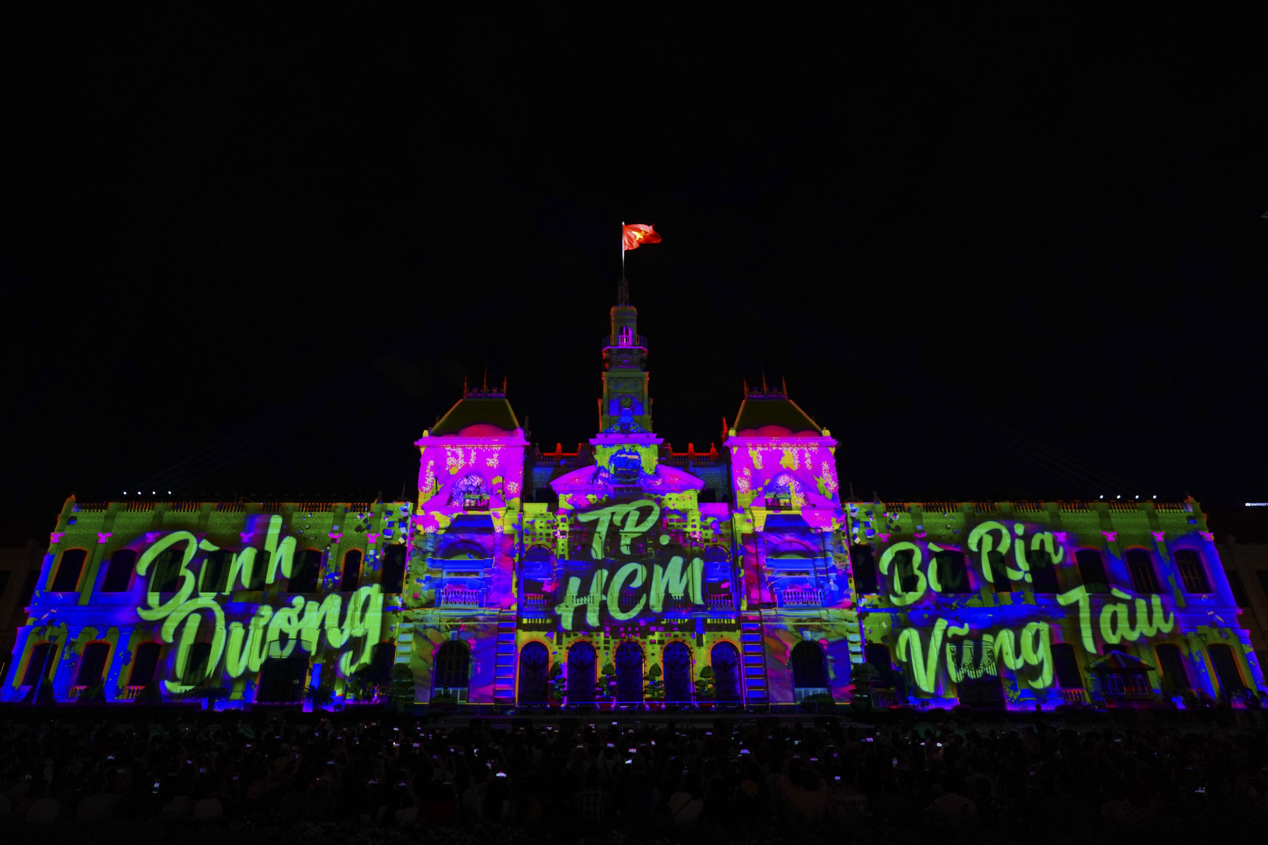 3D Mapping thắp sáng trụ sở UBND TP.HCM trong đêm khai mạc kỷ niệm 50 năm thành phố mang tên Bác - Ảnh 3.