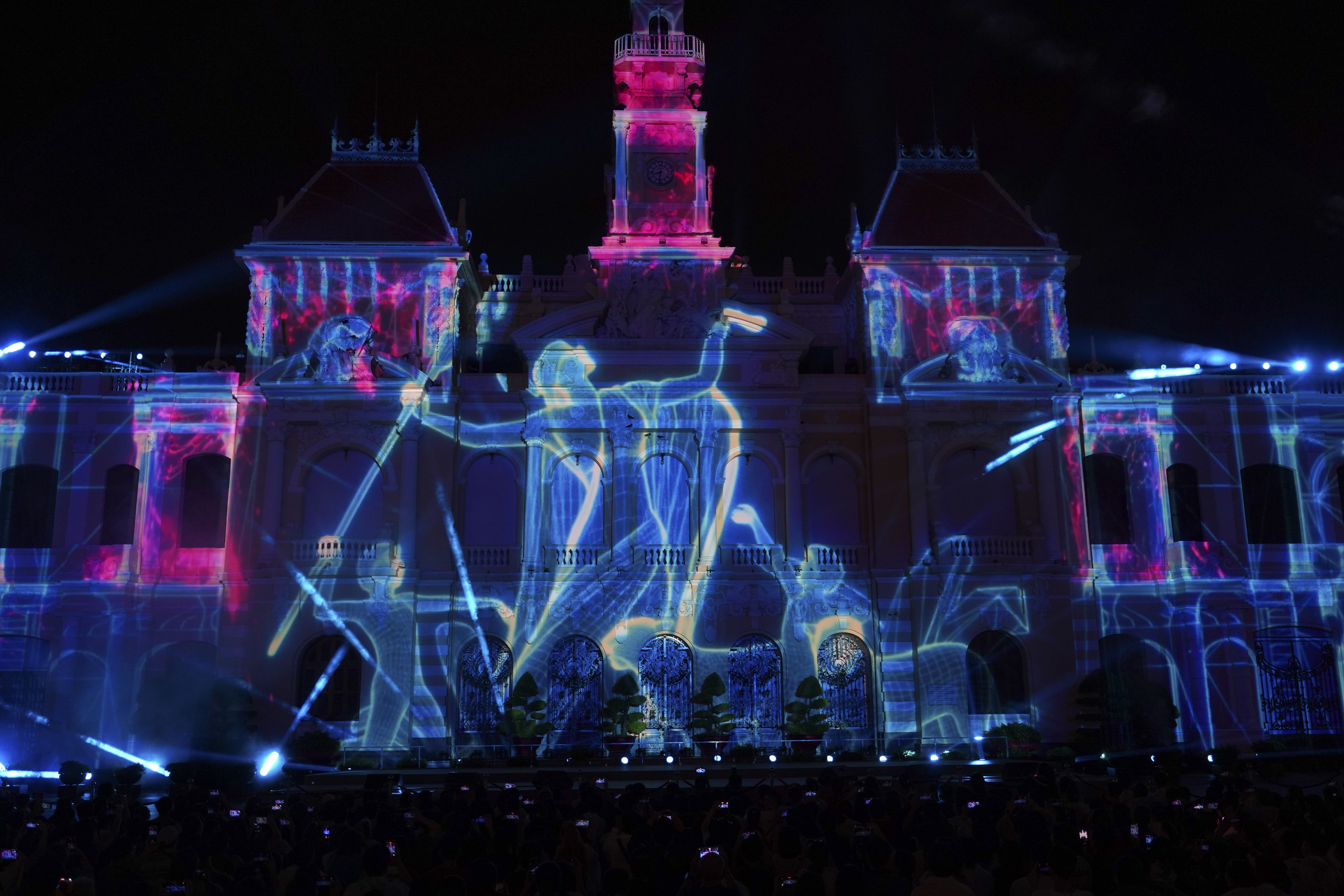 3D Mapping thắp sáng trụ sở UBND TP.HCM trong đêm khai mạc kỷ niệm 50 năm thành phố mang tên Bác - Ảnh 19.